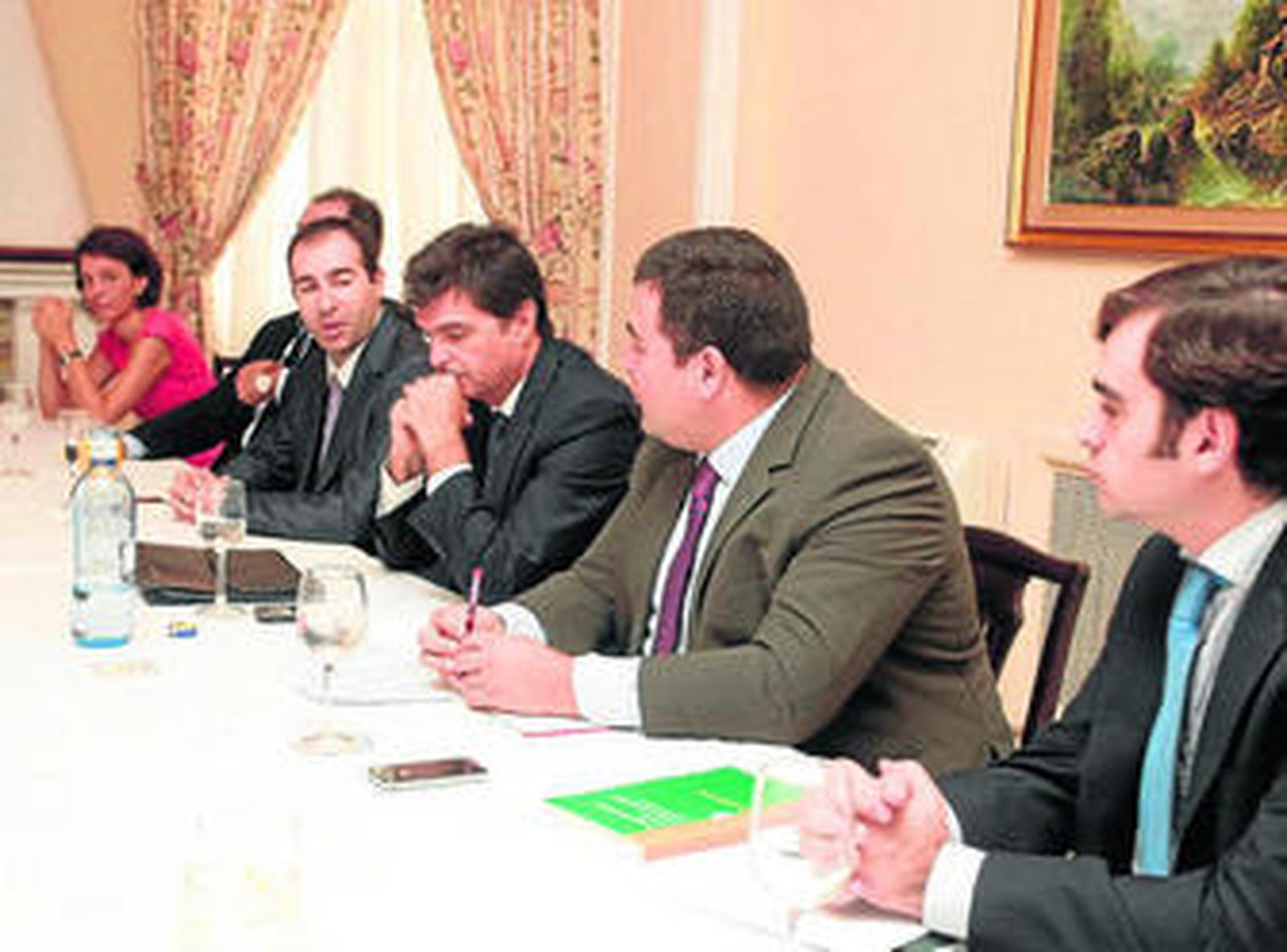 Un instante del inicio de la jornada de debate celebrada ayer en el hotel Reina Cristina.