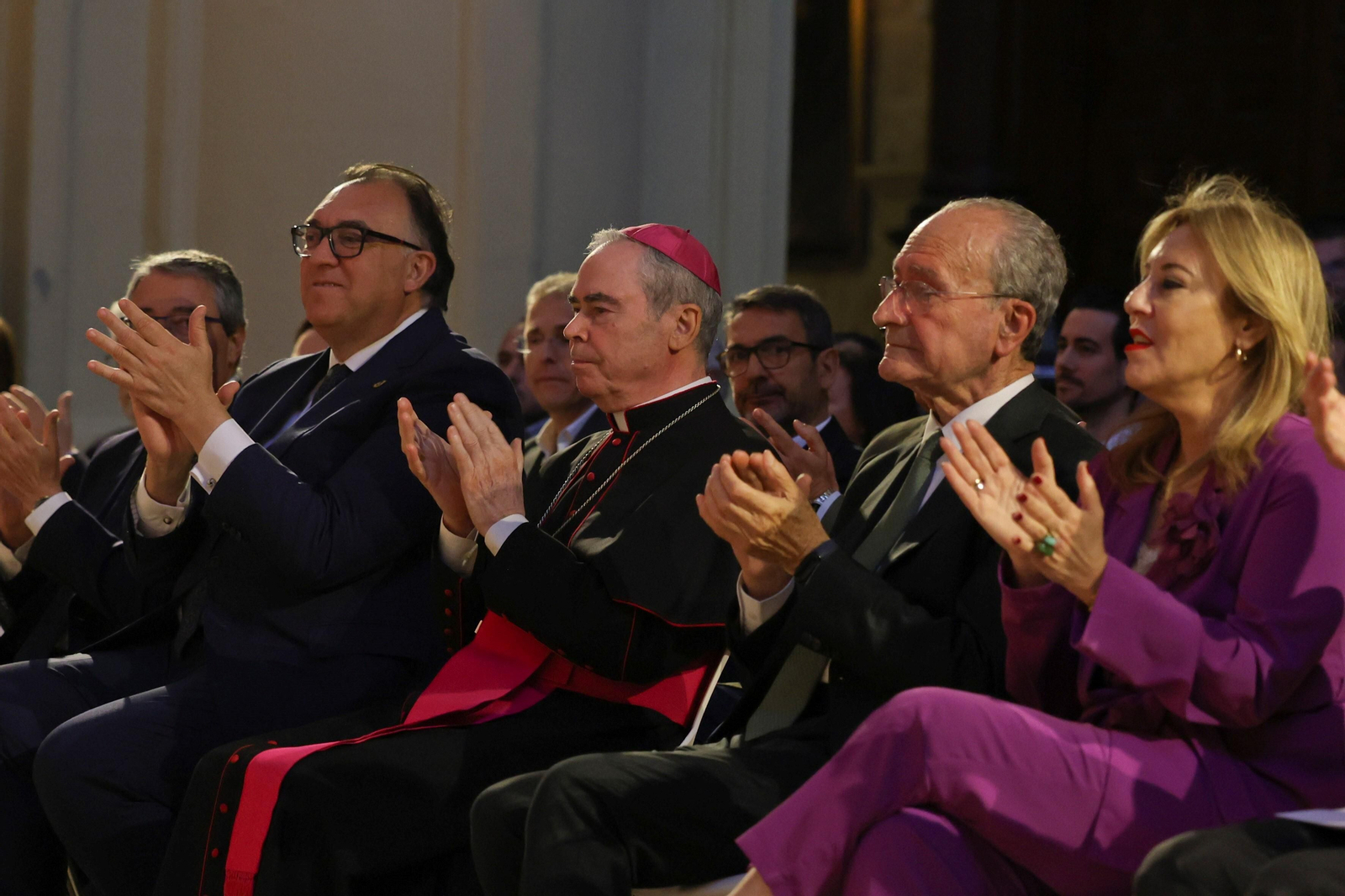 Colocan la primera viga de la nueva cubierta de la Catedral de Málaga, en fotos