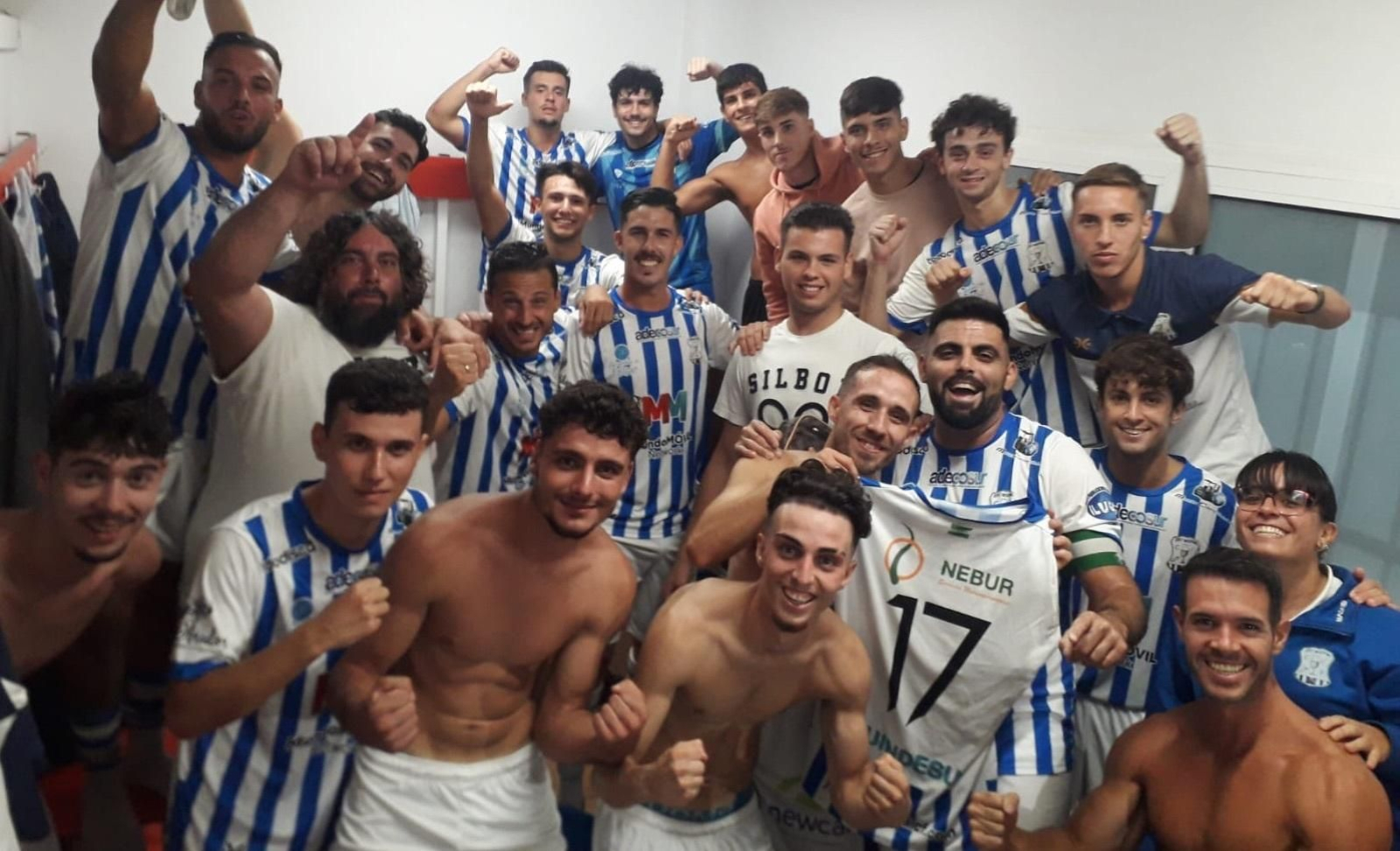 Los jugadores del Jerez Industrial celebran el triunfo en casa del Guadiaro.