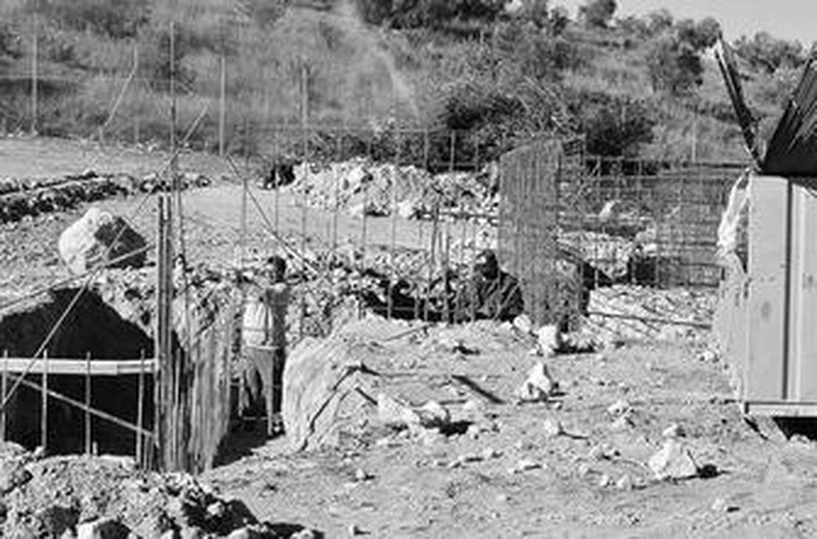 Dos operarios realizan trabajos en el punto limpio definitivo