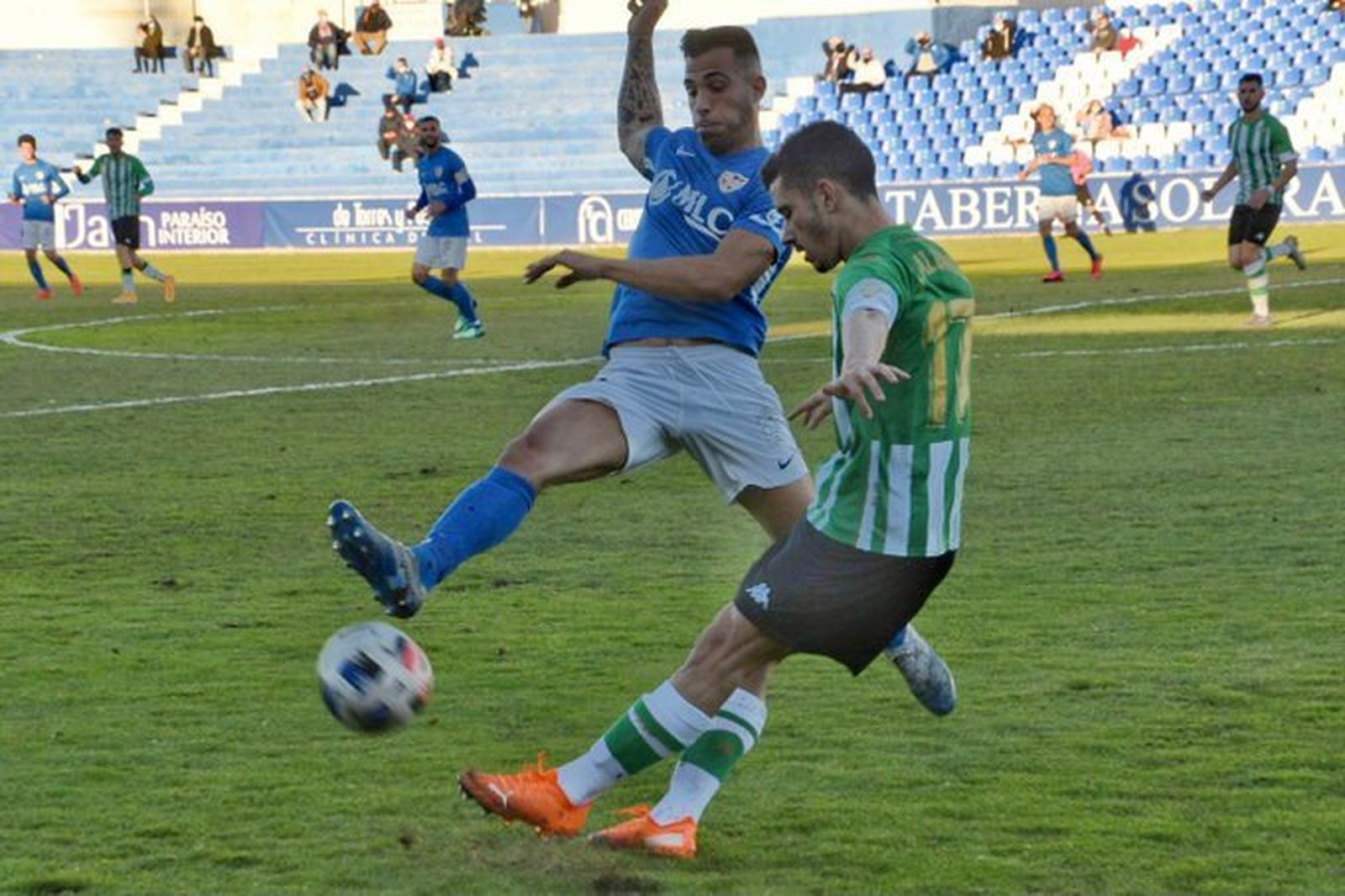Julio Alonso intenta un pase ante la presión de un jugador del Linares.
