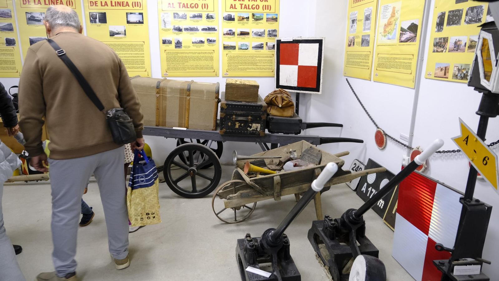 Jornada de puertas abiertas de la Asociación de Amigos del Ferrocarril de Almería (ASAFAL), en imágenes
