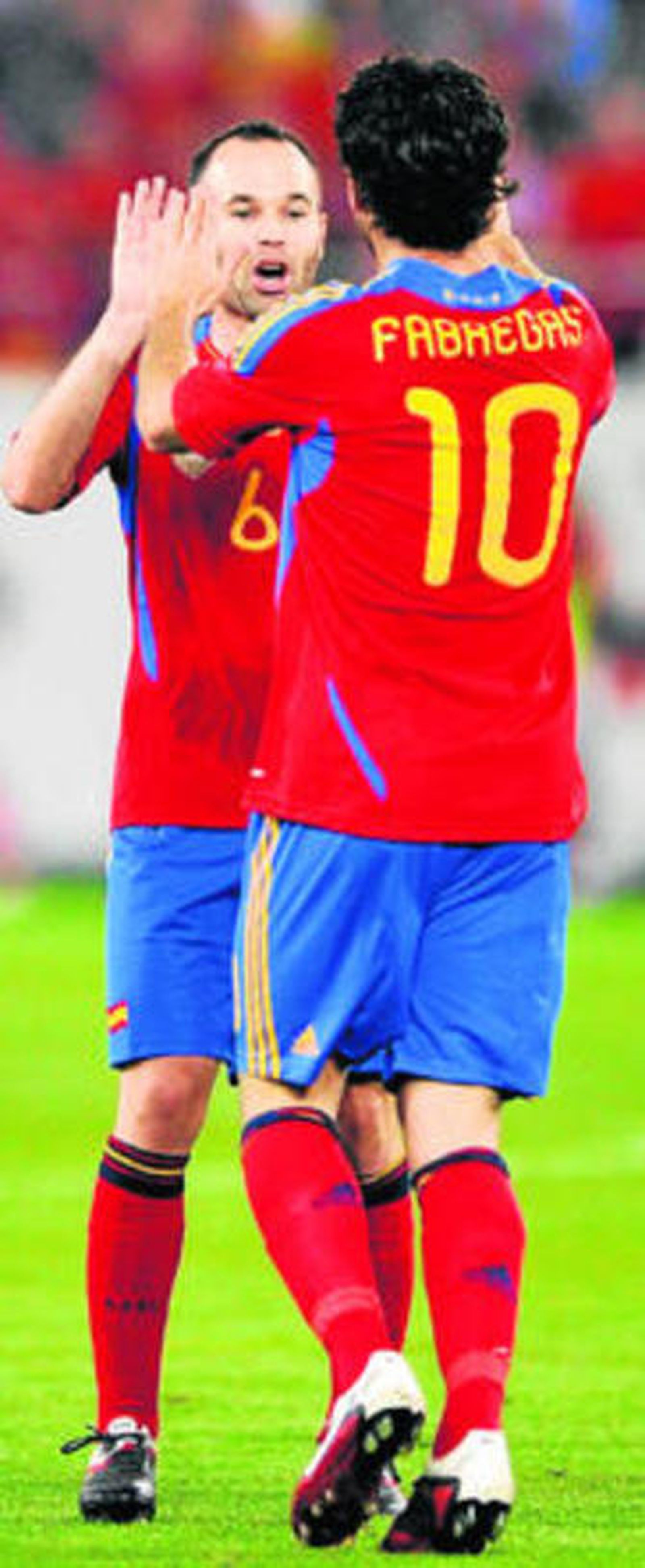 Iniesta felicita a Cesc, el otro goleador ante Chile.