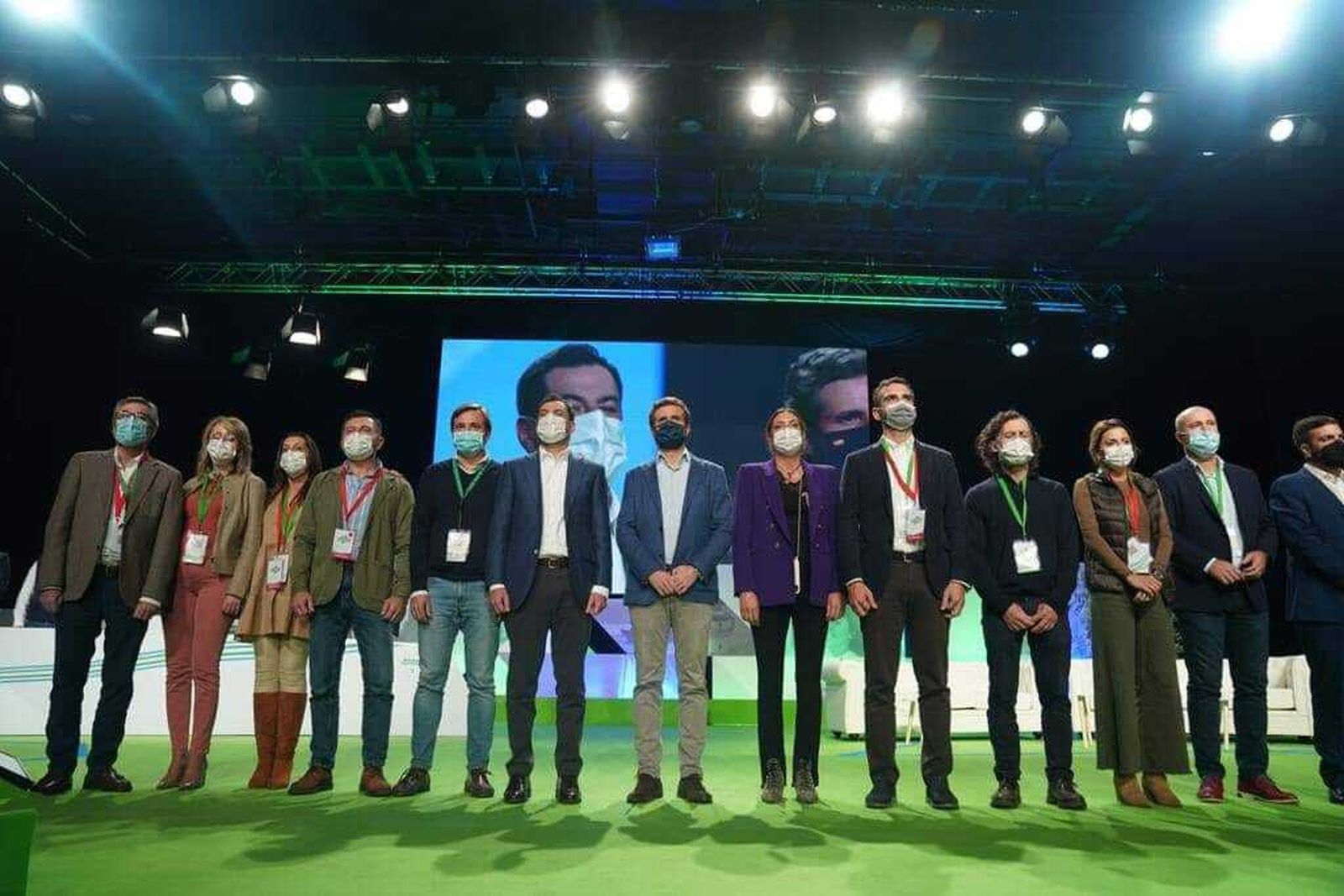 Pilar Pintor, segunda por la izquierda, junto con otros integrantes del nuevo comité ejecutivo, Juanma Moreno y Pablo Casado.