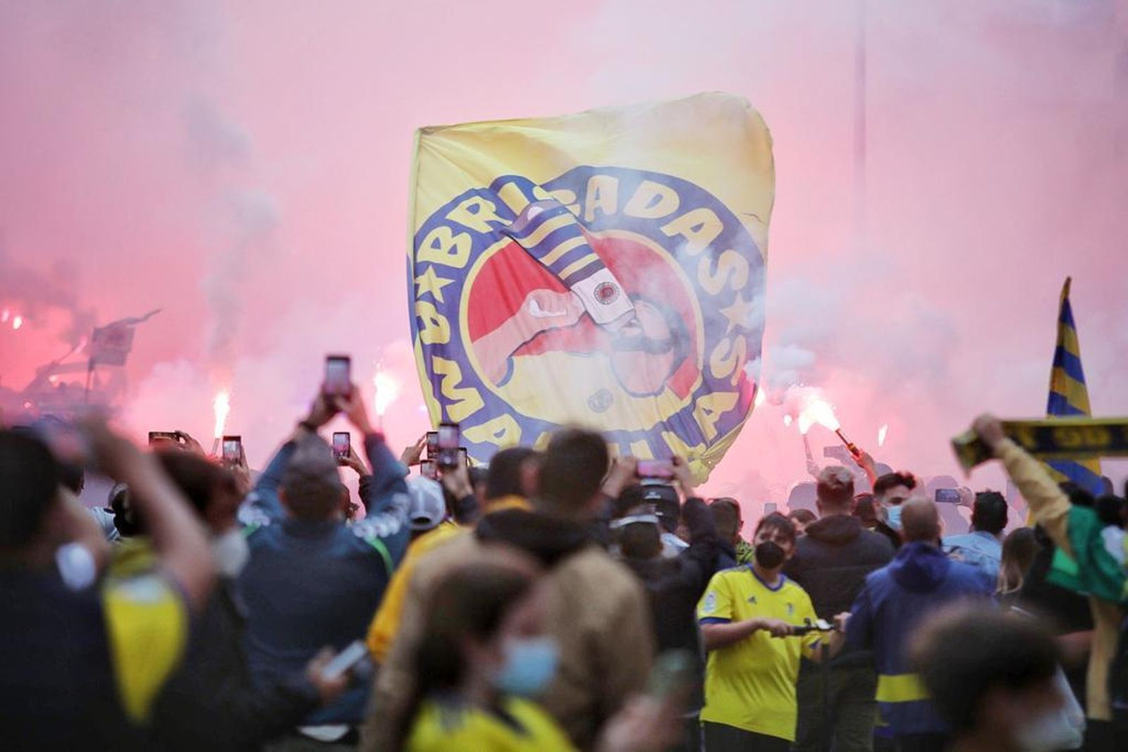 En imágenes, el espectacular recibimiento al autobús del Cádiz en la previa del partido frente al Real Madrid
