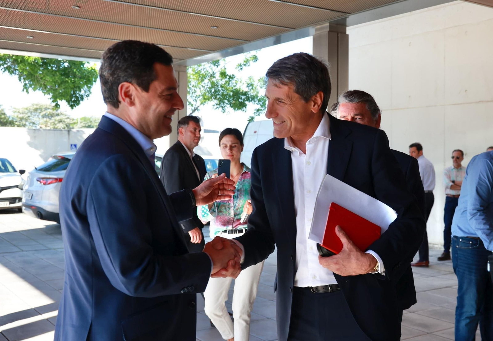El presidente de la Junta, Juanma Moreno, saluda al delegado del Gobierno central, Pedro Fernández, en una reunión reciente.