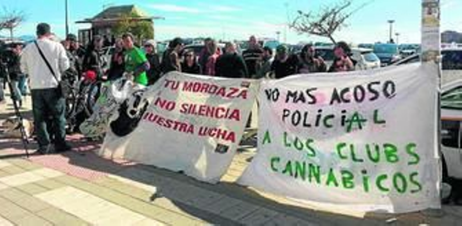 Concentración ayer a las puertas de la Ciudad de la Justicia en apoyo a los clubs de cannabis.
