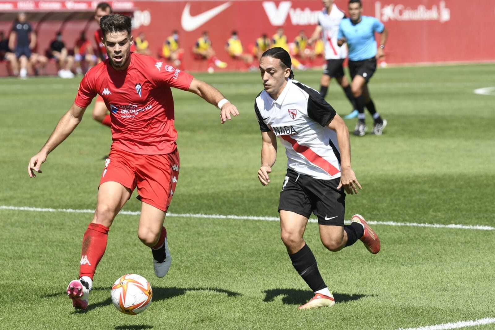 Luismi intenta avanzar con el balón en uno de los partidos de esta temporada.