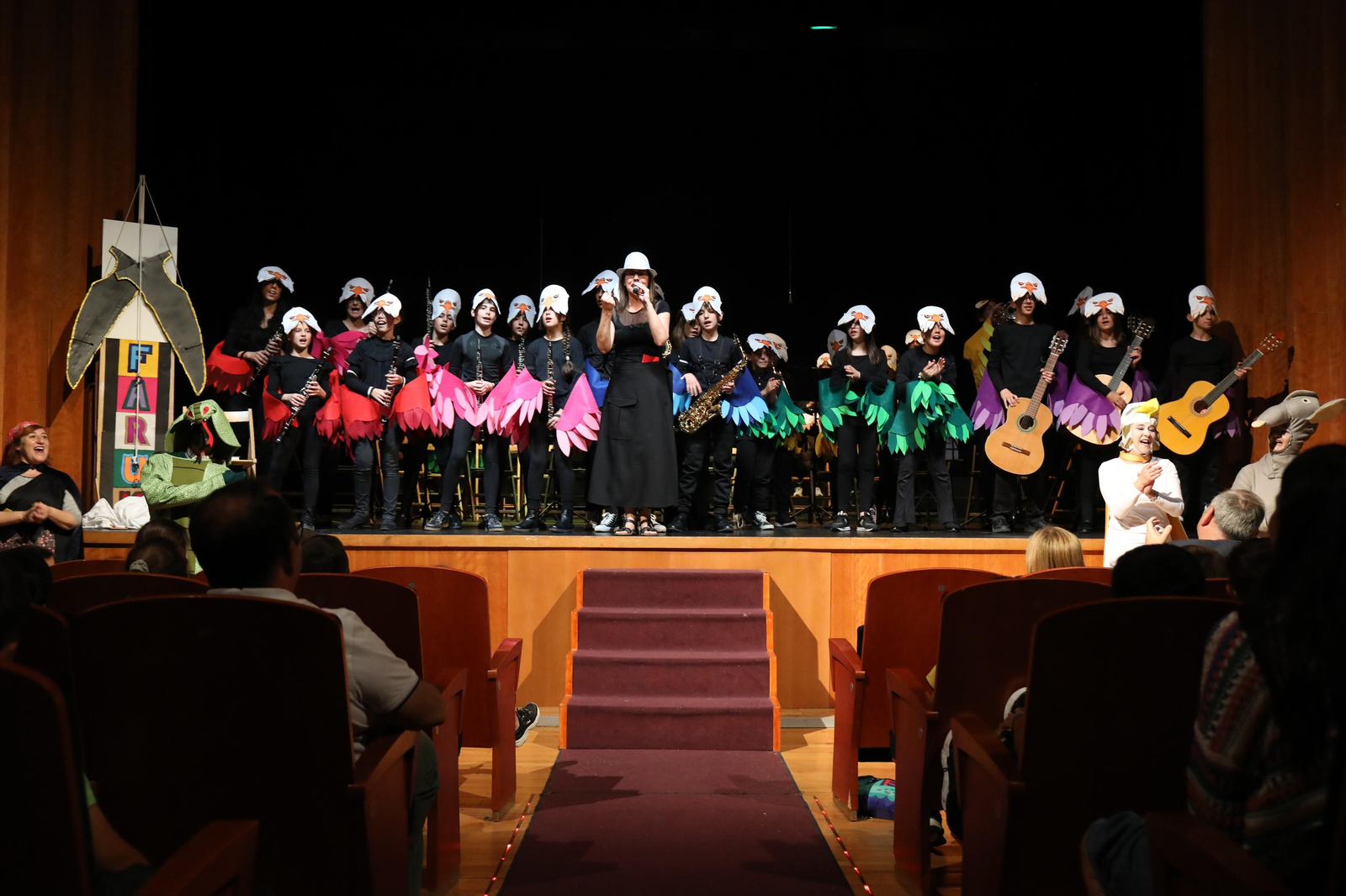 Alumnado del Conservatorio de Música de San Fernando, tras una actuación en el Teatro de Las Cortes.