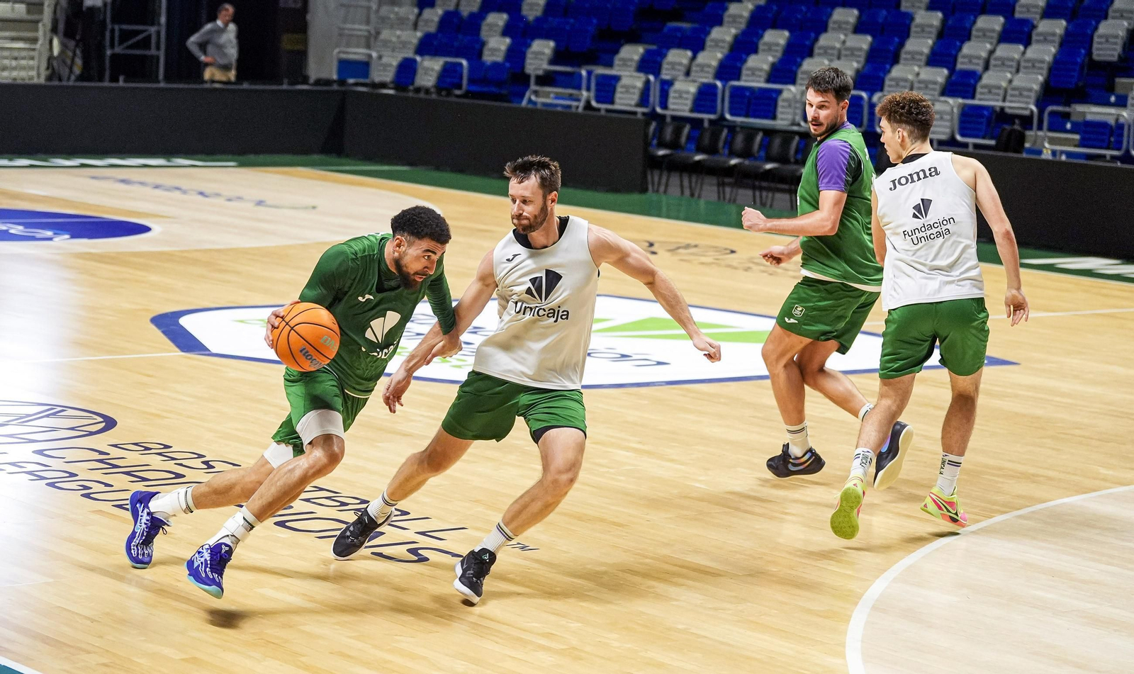 A falta de fichajes, Butajevas y Trujillo toman protagonismo en el Unicaja