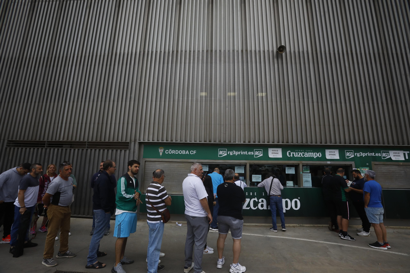 Las mejores fotos de las colas de El Arcángel para conseguir las entradas del Córdoba CF - Barcelona Atlétic Las mejores fotos de las colas de El Arcángel para conseguir las entradas del Córdoba CF - Barcelona Atlétic