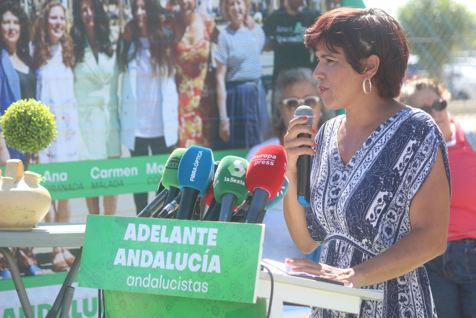 Teresa Rodríguez en un acto de Adelante Andalucía en la puerta de Airbus Puerto Real