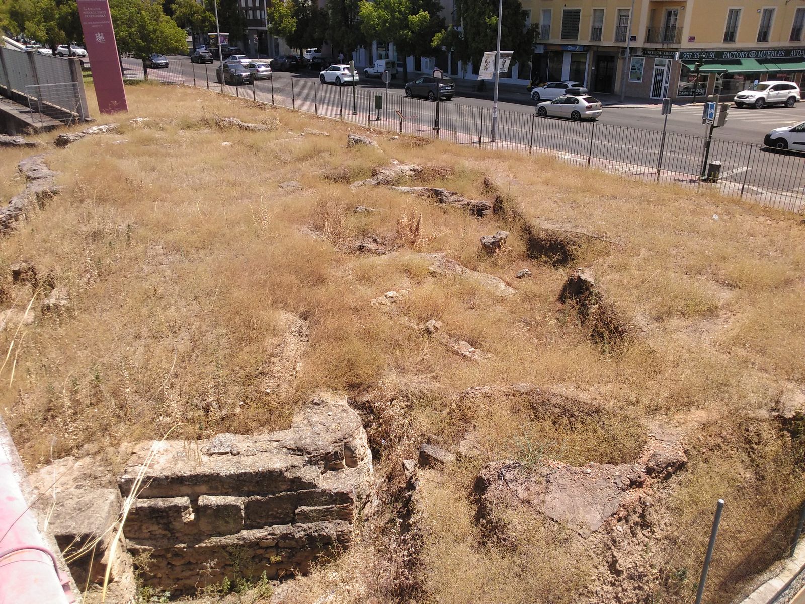 La hierba seca cubre el yacimiento de Cercadilla en Córdoba.