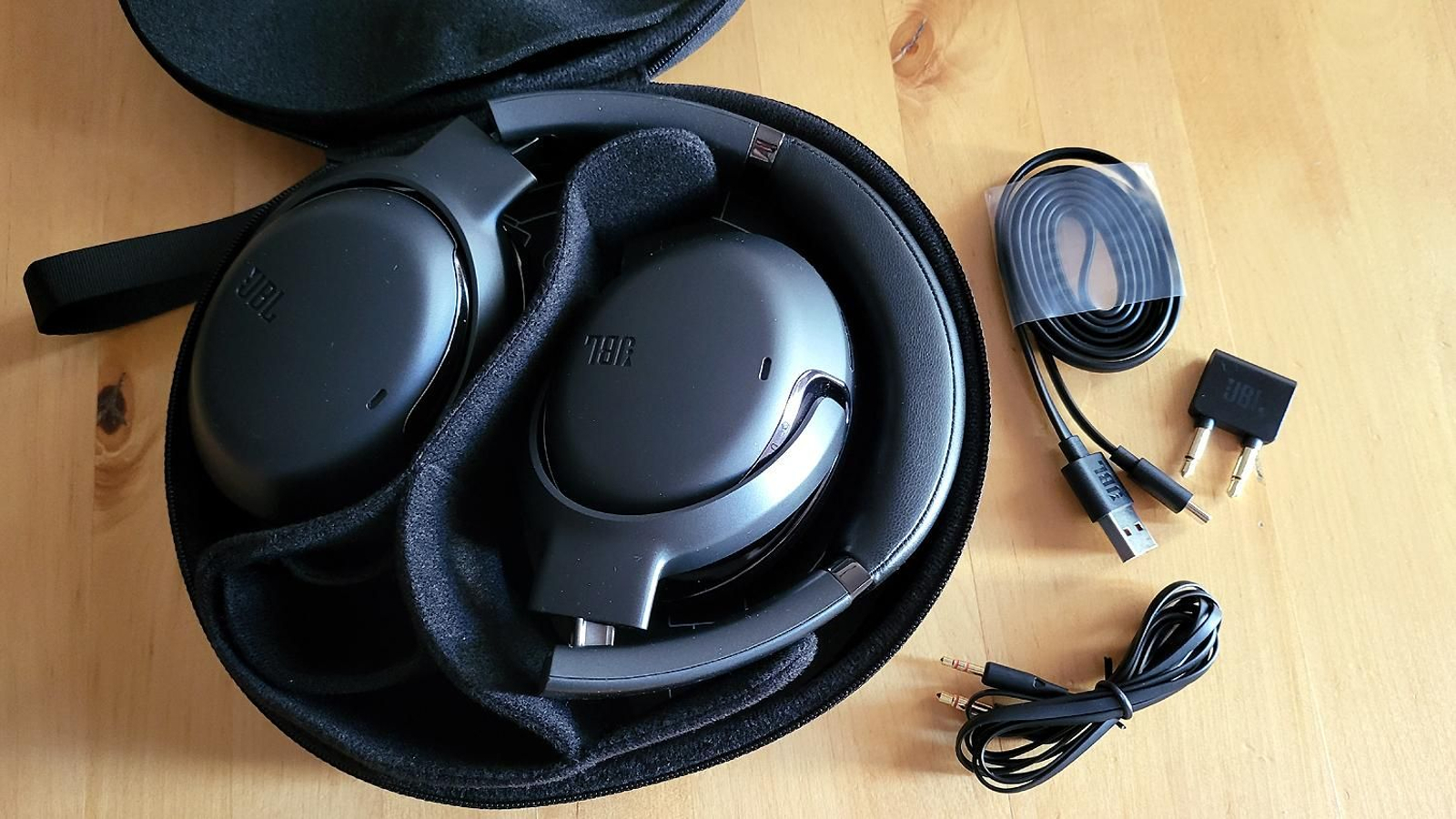 Contenido de la caja de los auriculares inalámbricos JBL Tour One