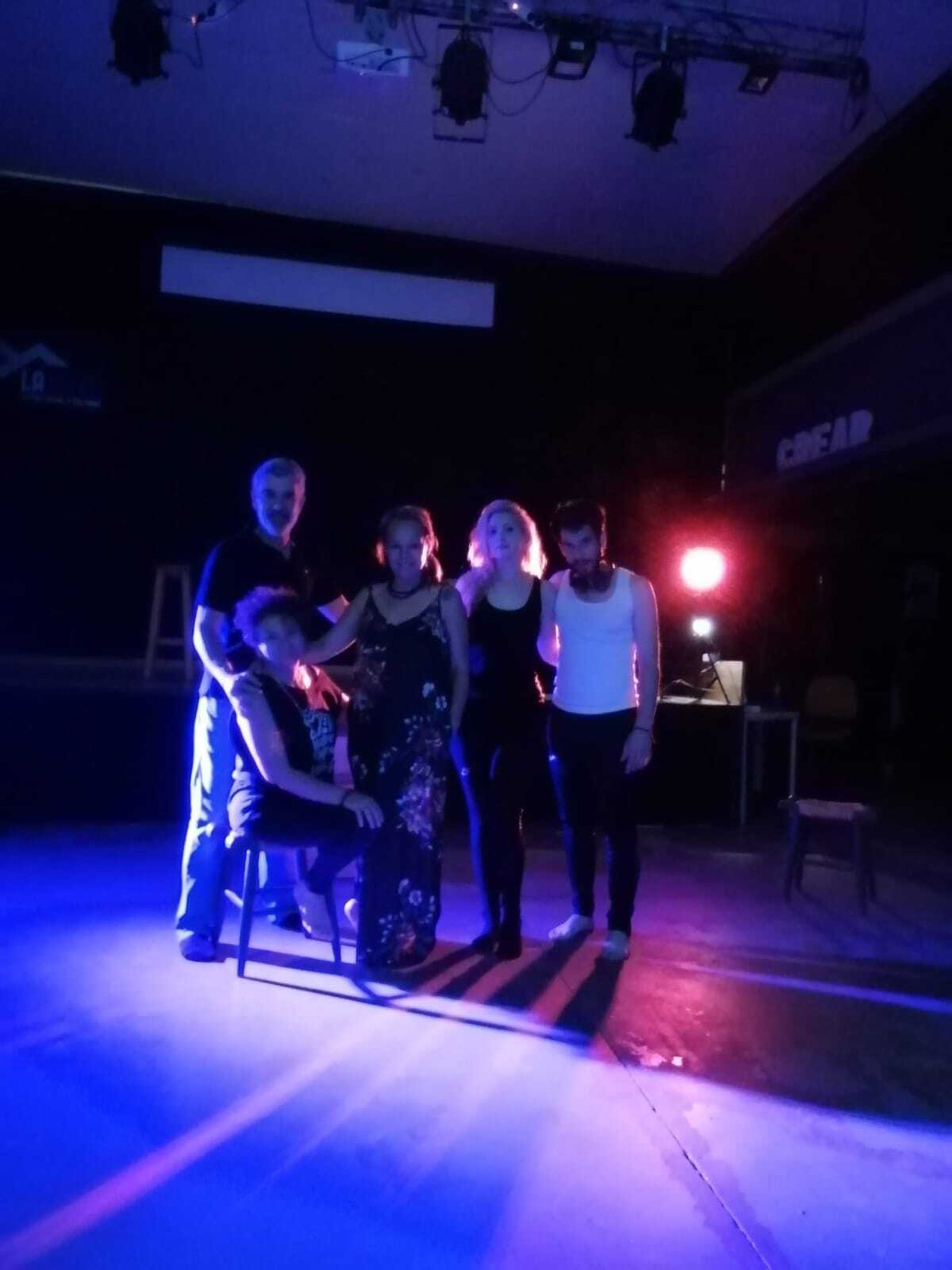 Los actores con la directora (centro).