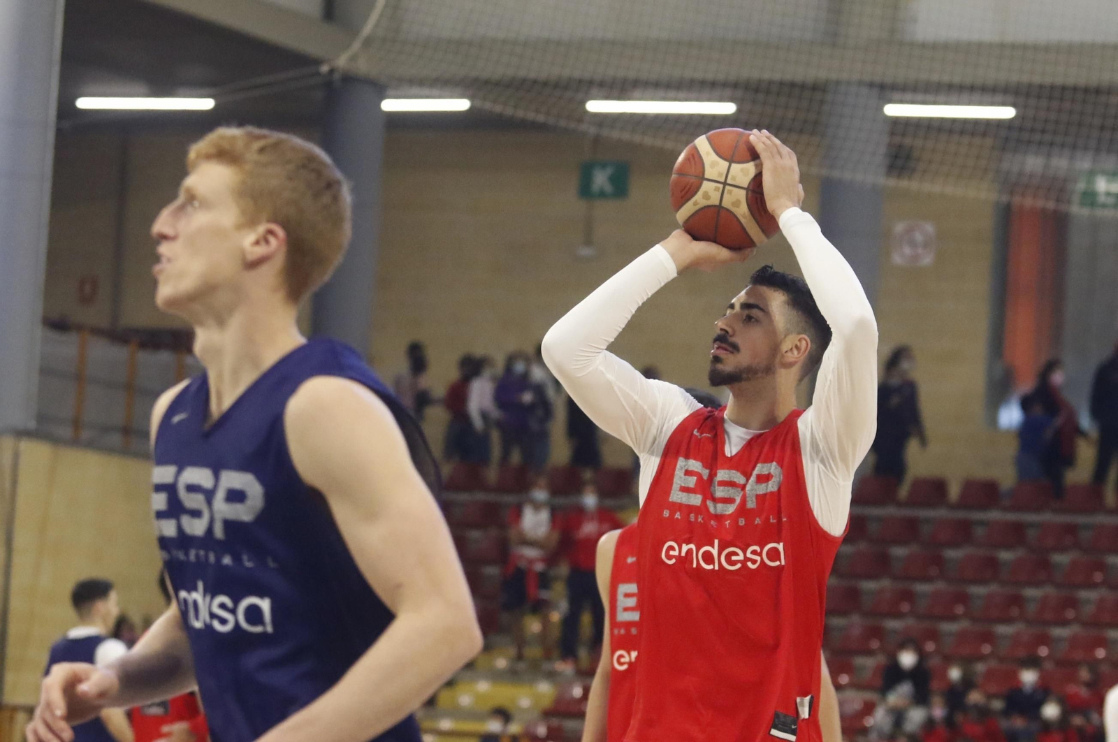 La selección española de baloncesto abre el entrenamiento en Córdoba a los más jóvenes, en imágenes