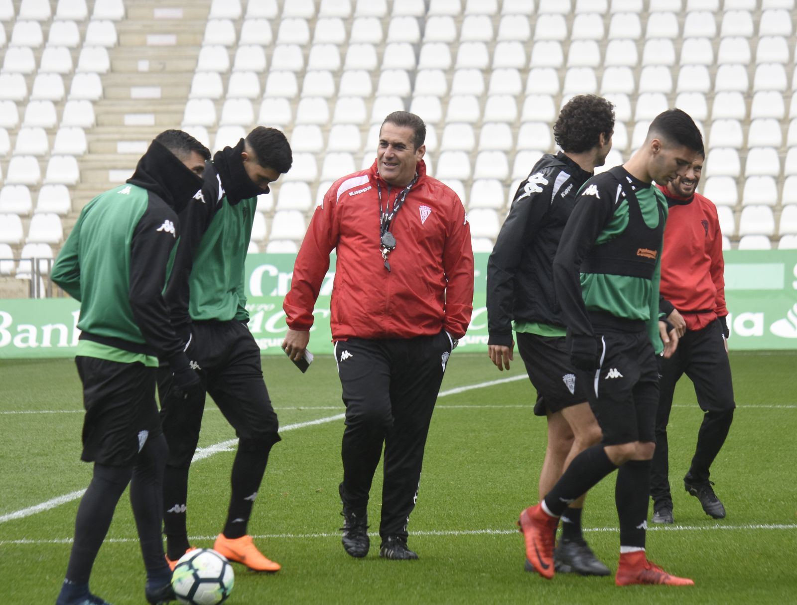 Sandoval charla con sus futbolistas durante un entrenamiento en El Arcángel.