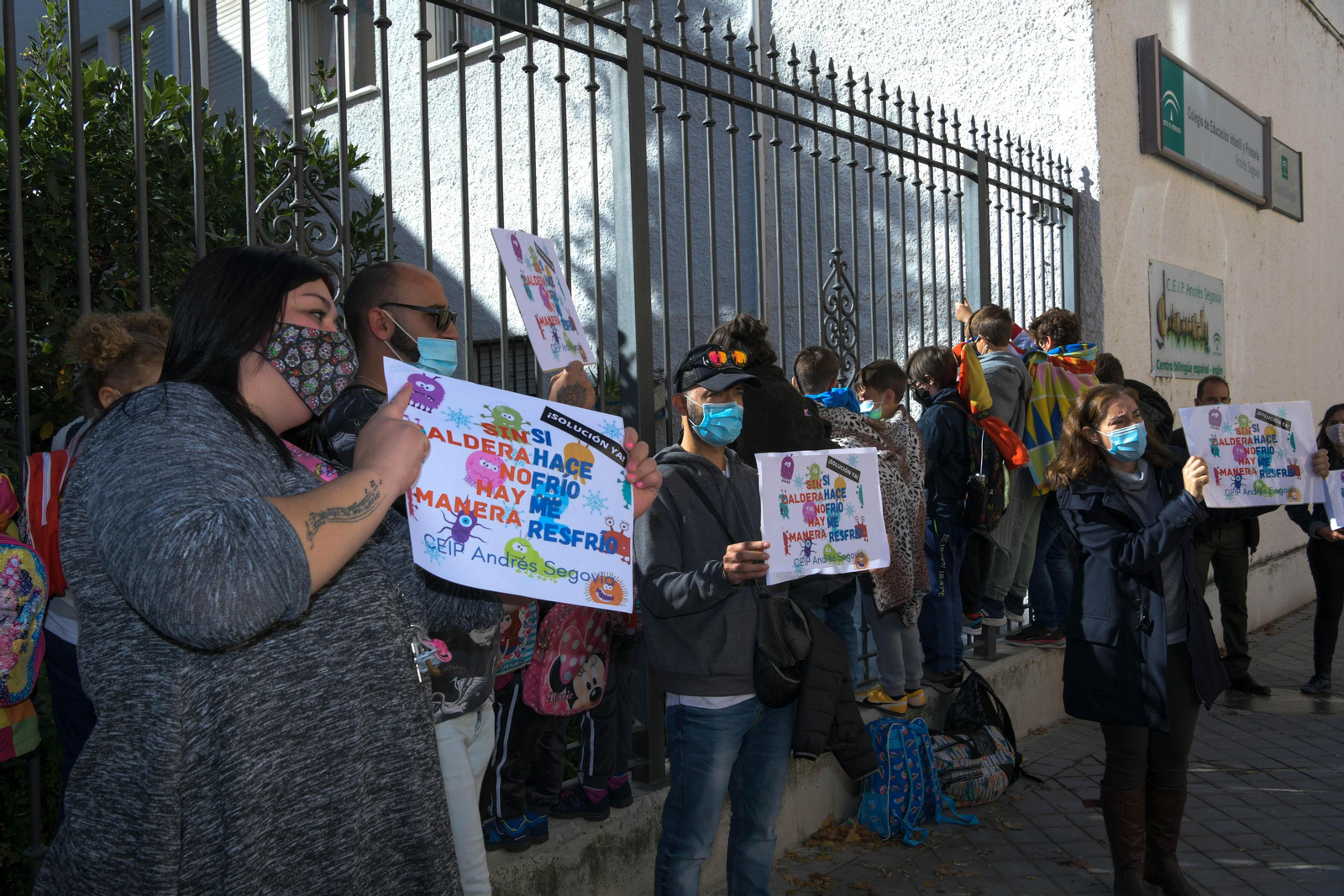 Protesta el pasado lunes a las puertas del Andrés Segovia de Granada.