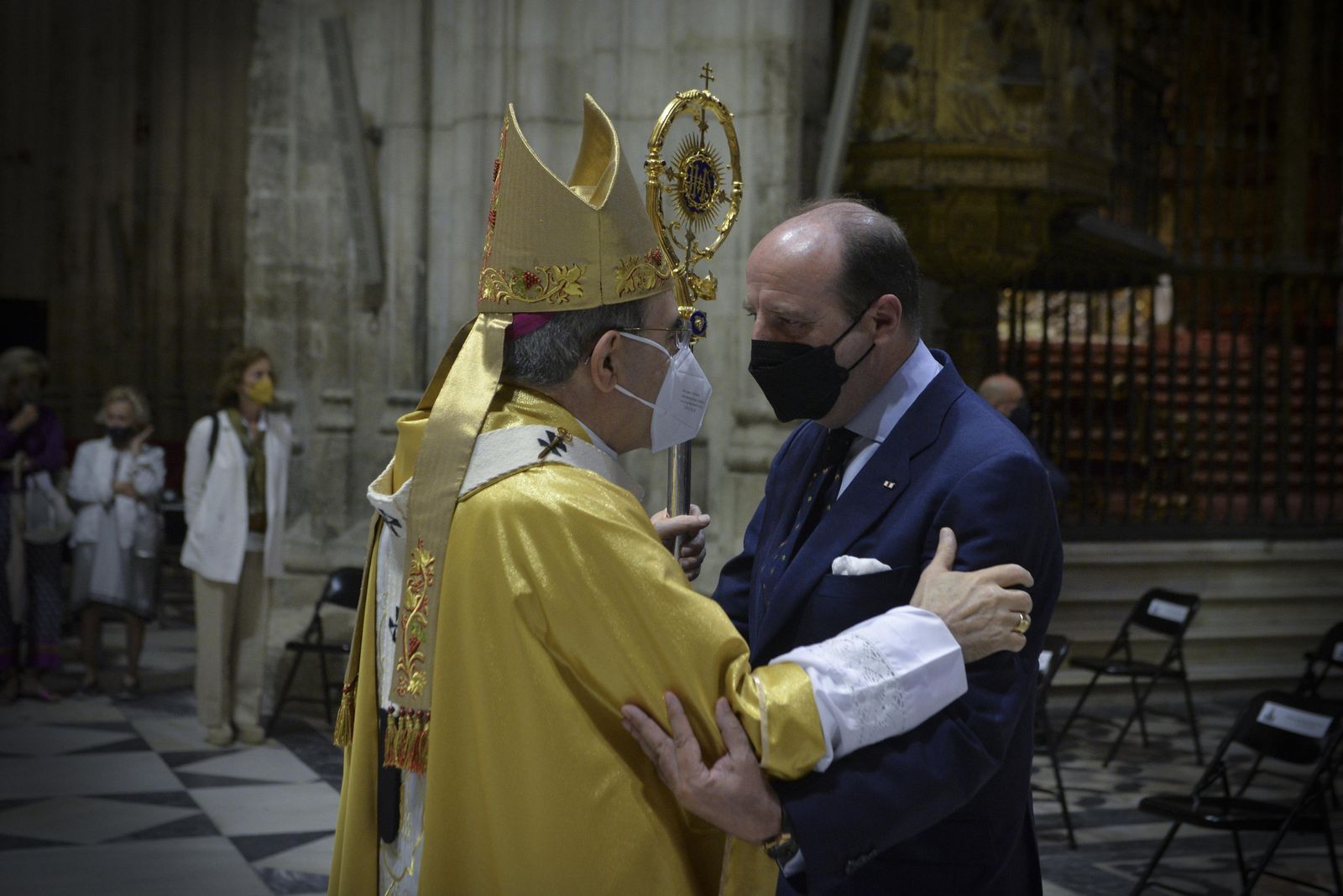 El abrazo de monseñor Asenjo con el abogado Joaquín Moeckel