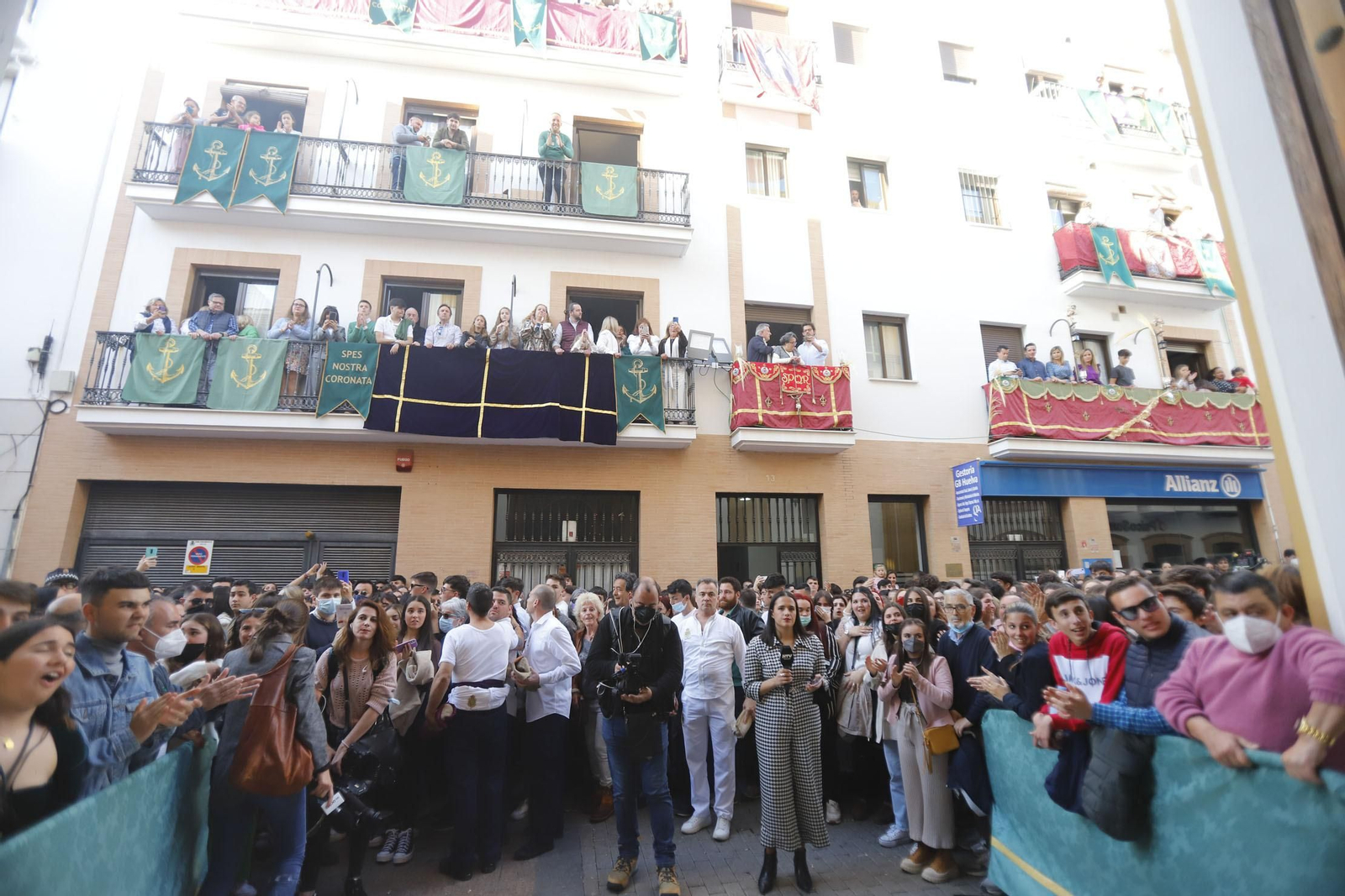 Imágenes de la estación de penitencia de la Hermandad de La Esperanza de Huelva