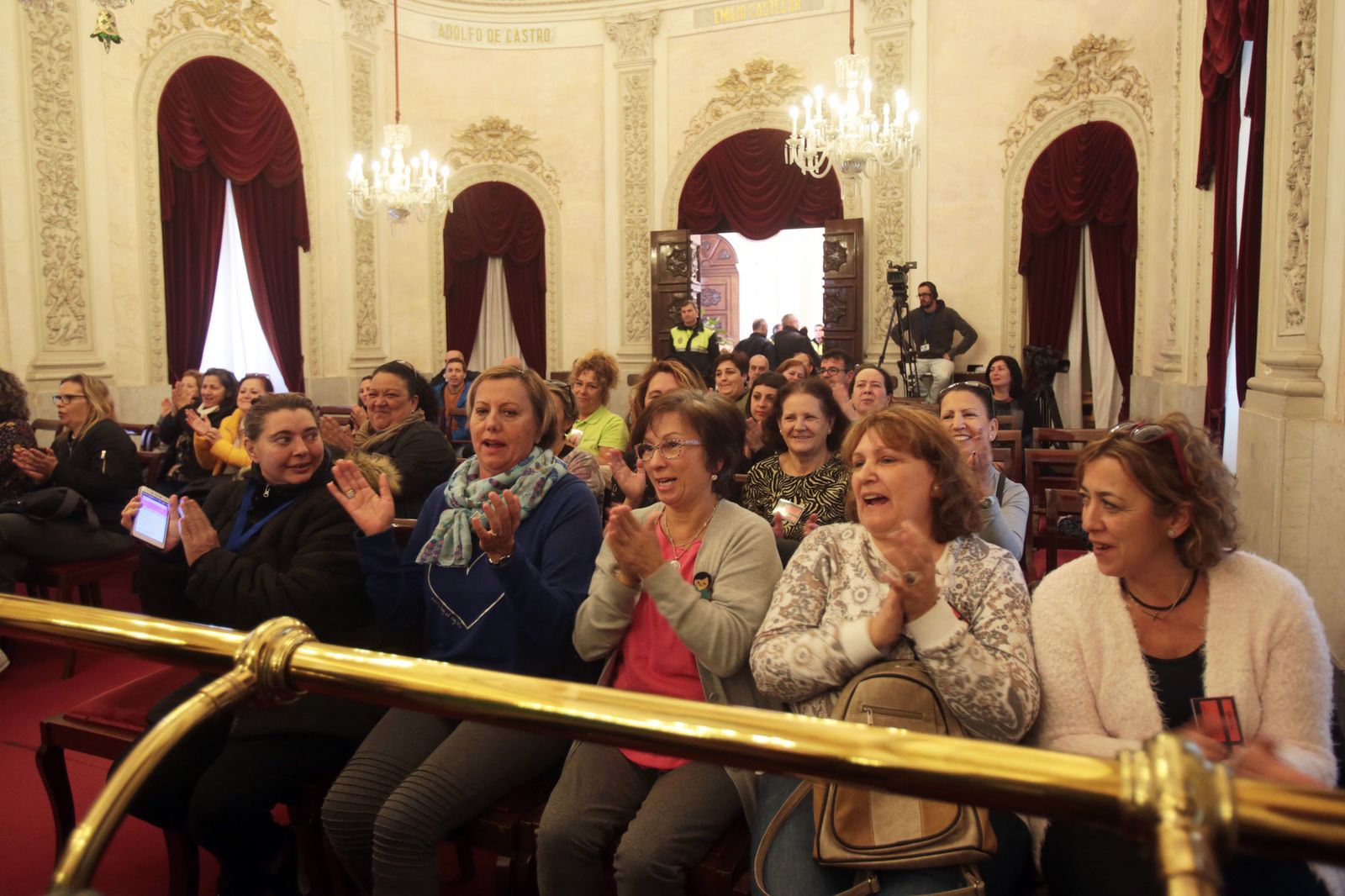 Momento en el que las trabajadoras de la limpieza escuchan la solución a su problema.