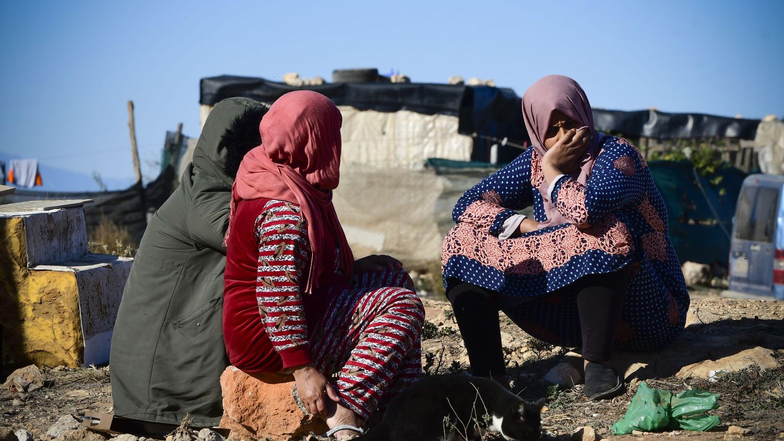 Dos inmigrantes en uno de los asentamientos de Níjar.