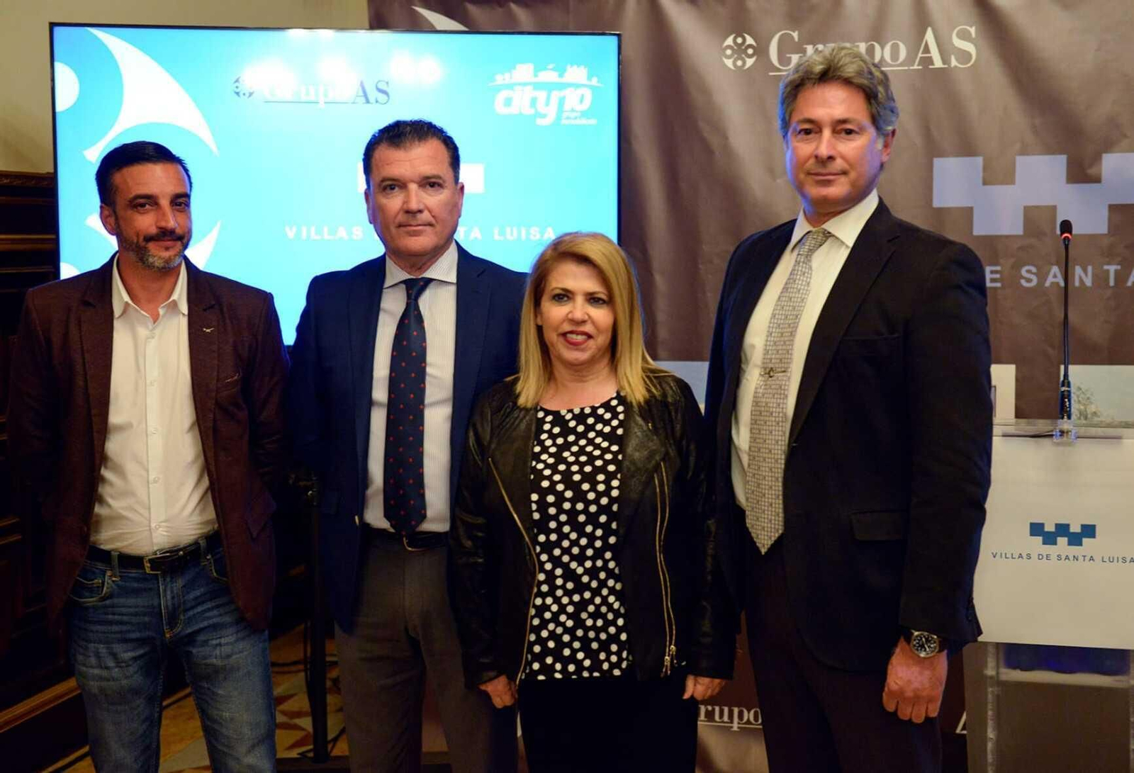 La alcaldesa de Jerez, Mamen Sánchez, juntos a responsables de la promotora.