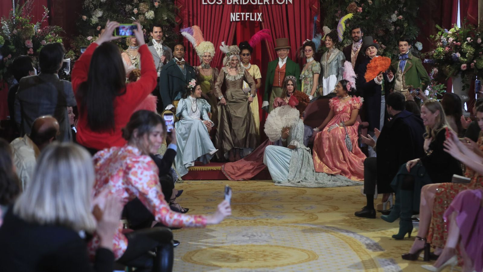 Los famosos posan al final del desfile con vestuarios de 'Los Bridgerton' en Madrid.