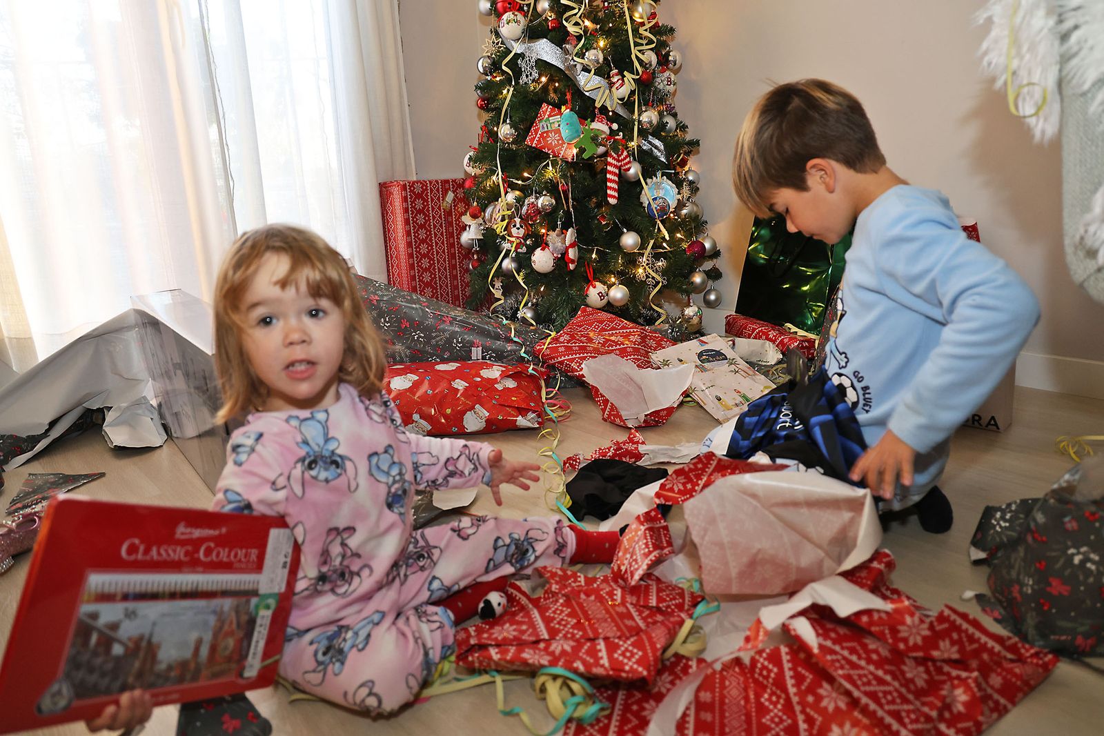 Día de regalos y Reyes Magos por los barrios de la ciudad