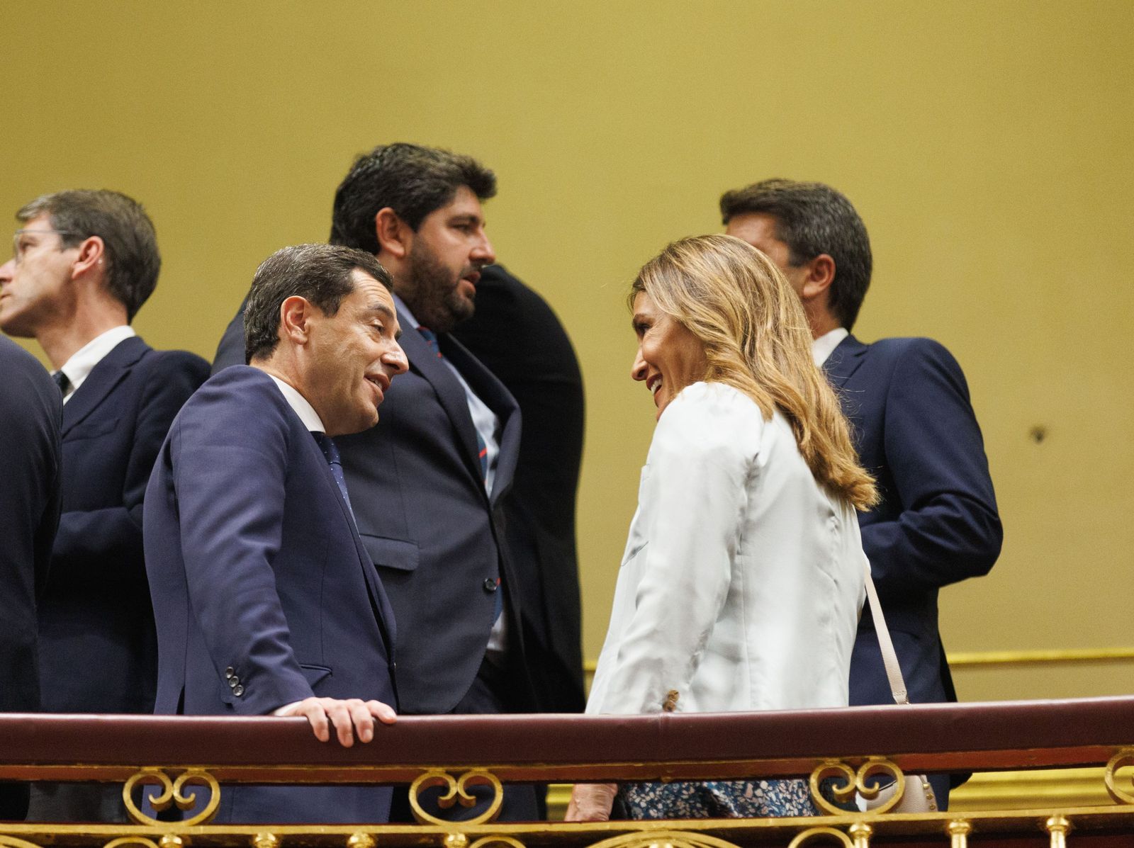 Juanma Moreno conversa con Eva Cárdenas en la tribuna de invitados.