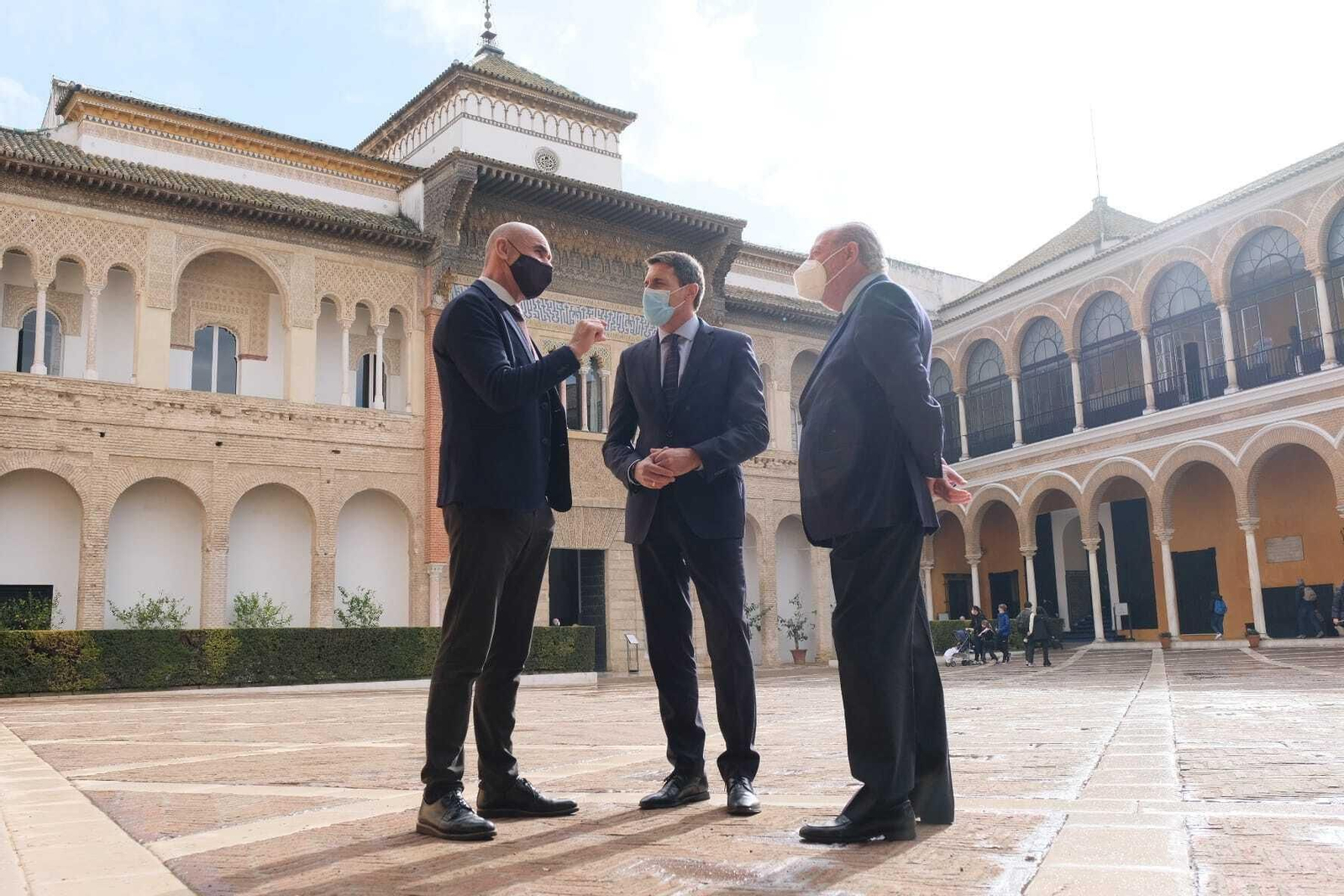 Antonio Muñoz, el delegado del Gobierno en Andalucía y el presidente de la Diputación, en el Alcázar.
