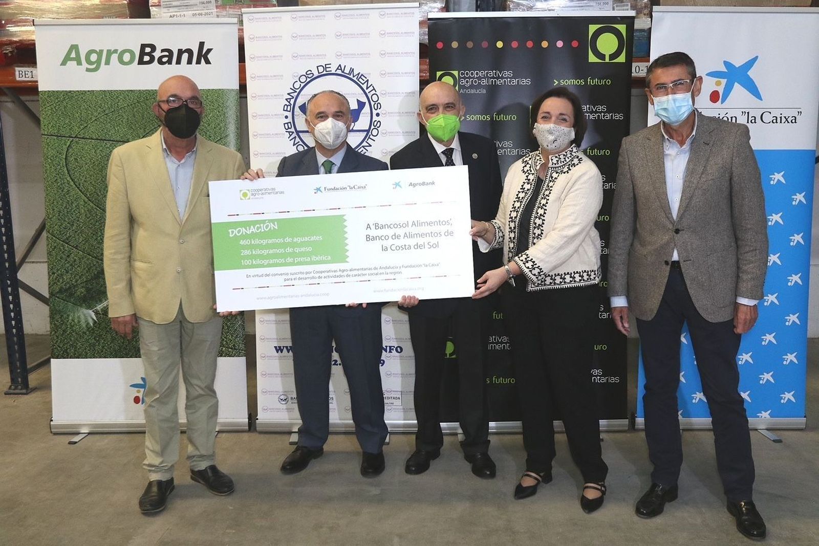 Autoridades con el cheque de la donación.