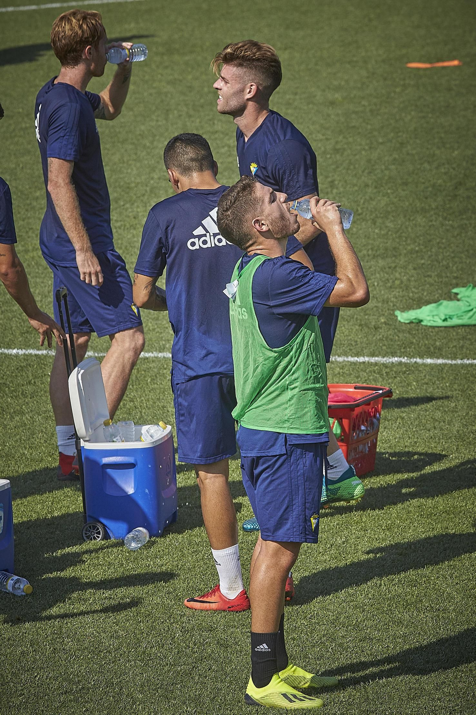 Los jugadores se refrescan durante una sesión en El Rosal.