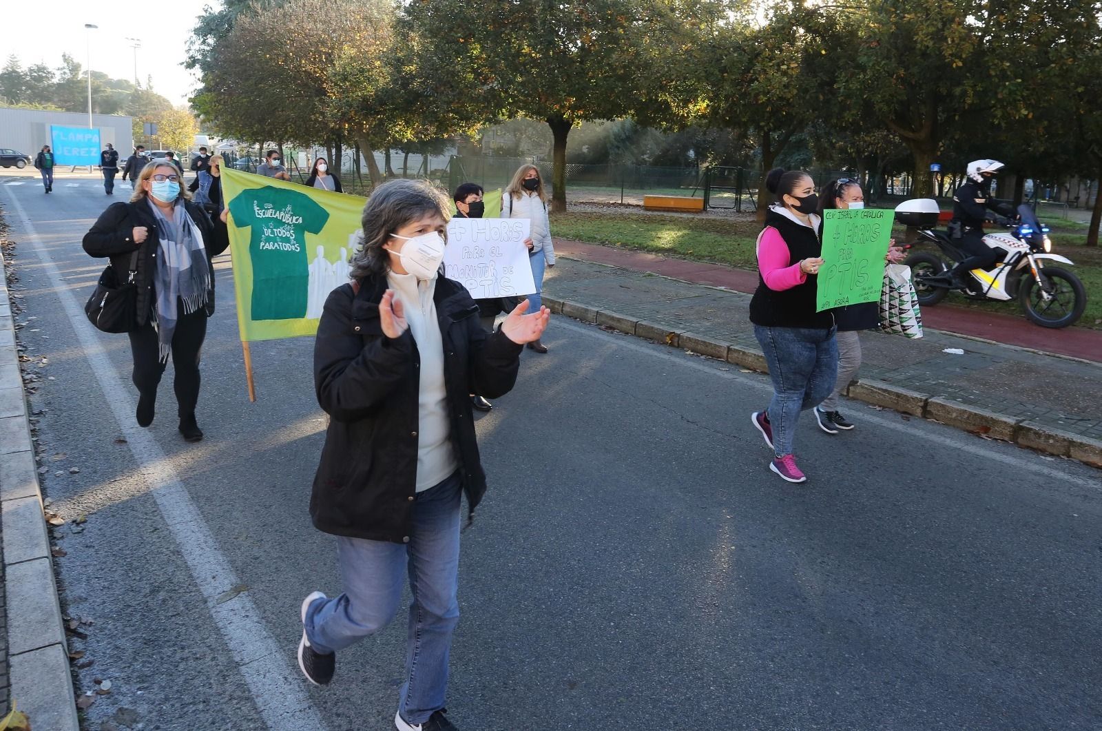 Manifestación del AMPA del Isabel La Católica, esta mañana en La Plata solicitando más horas de PTIS.