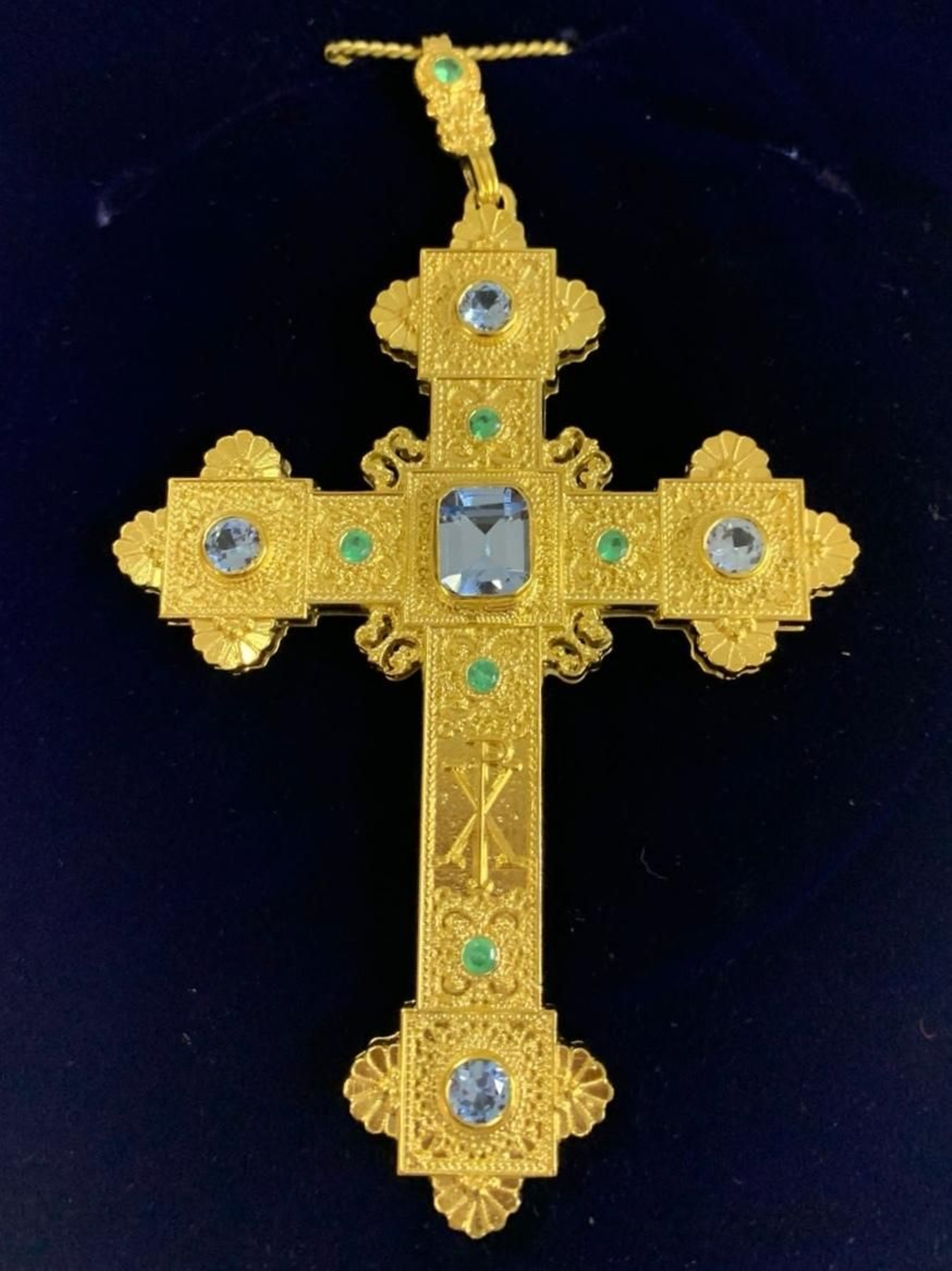 La réplica del pectoral regalado por Bueno Monreal a la Sed.