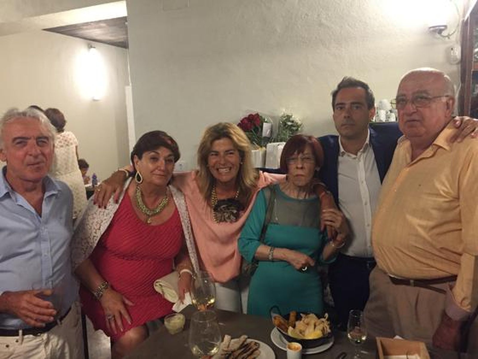 Pepe López, Carmen González, Mercedes Castillo, la homenajeada Menchu Salegui con su hijo Javier Bote  y Joaquín Abreu.

Foto: Ignacio Casas de Ciria