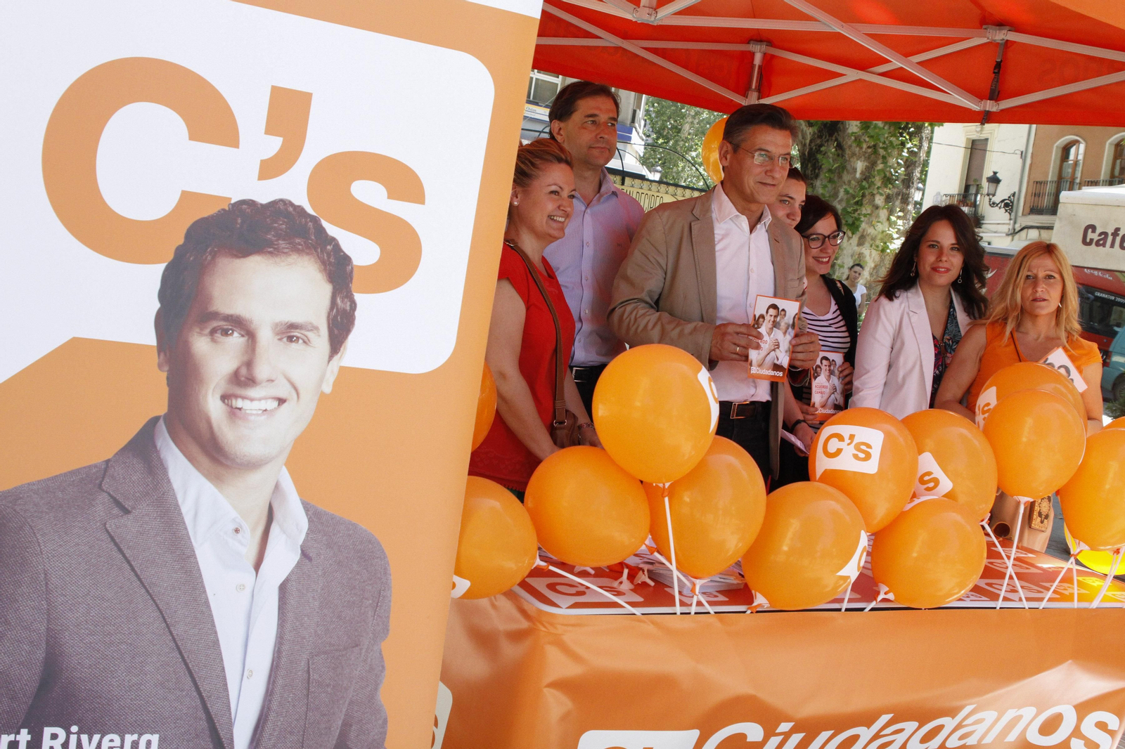 Luis Salvador, en el centro, en un acto de campaña electoral.