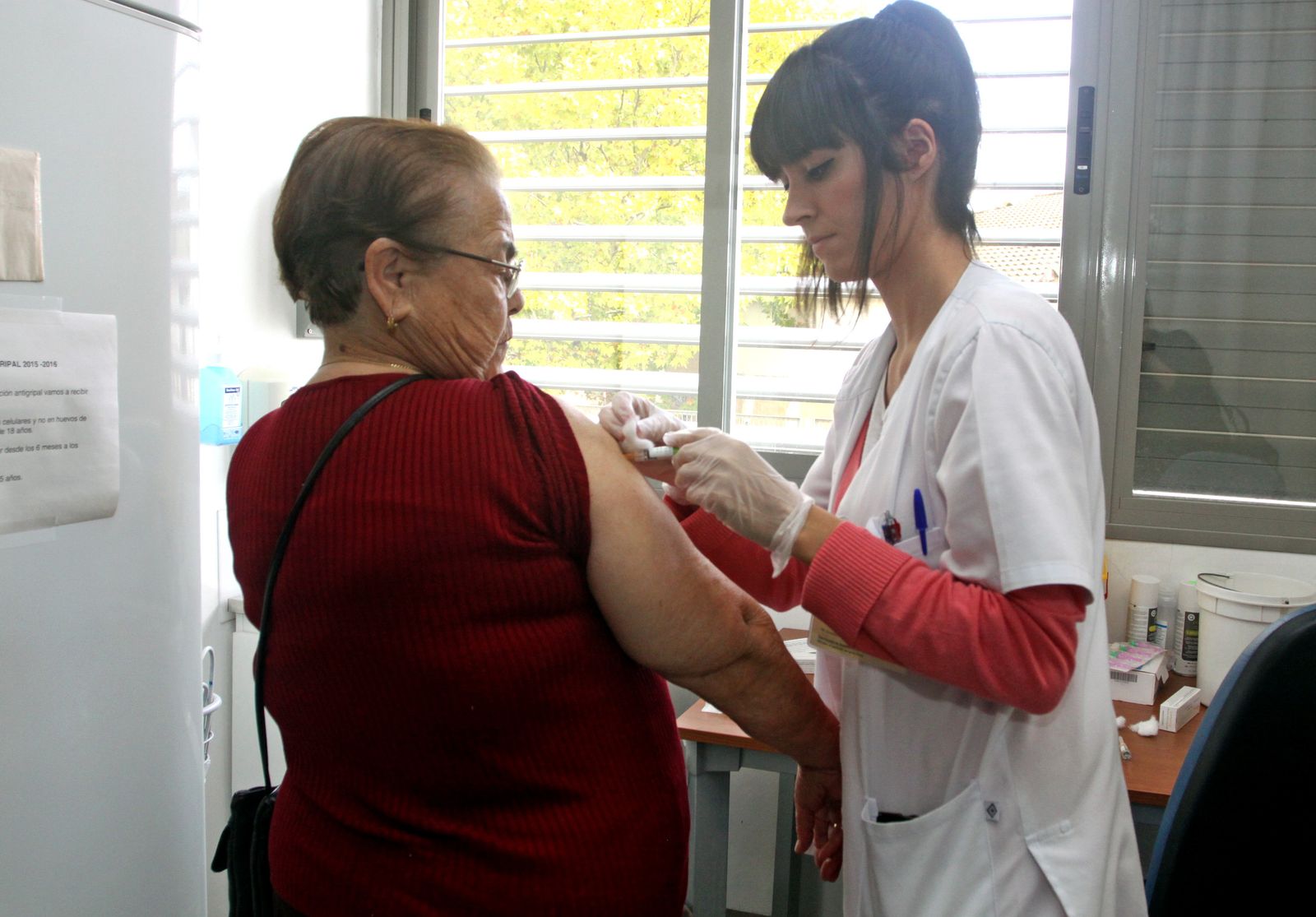 Una usuaria recibe la vacuna en el centro de salud del Torrejón.
