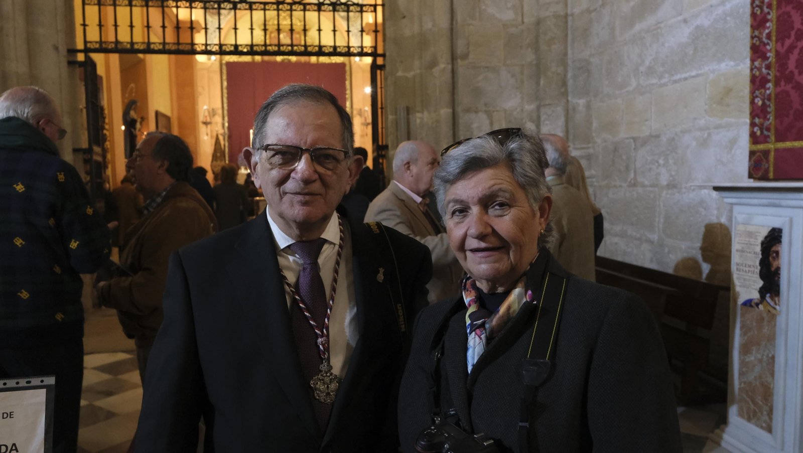 Imágenes del multitudinario besapiés del Cristo de Medinaceli en la Catedral de Almería