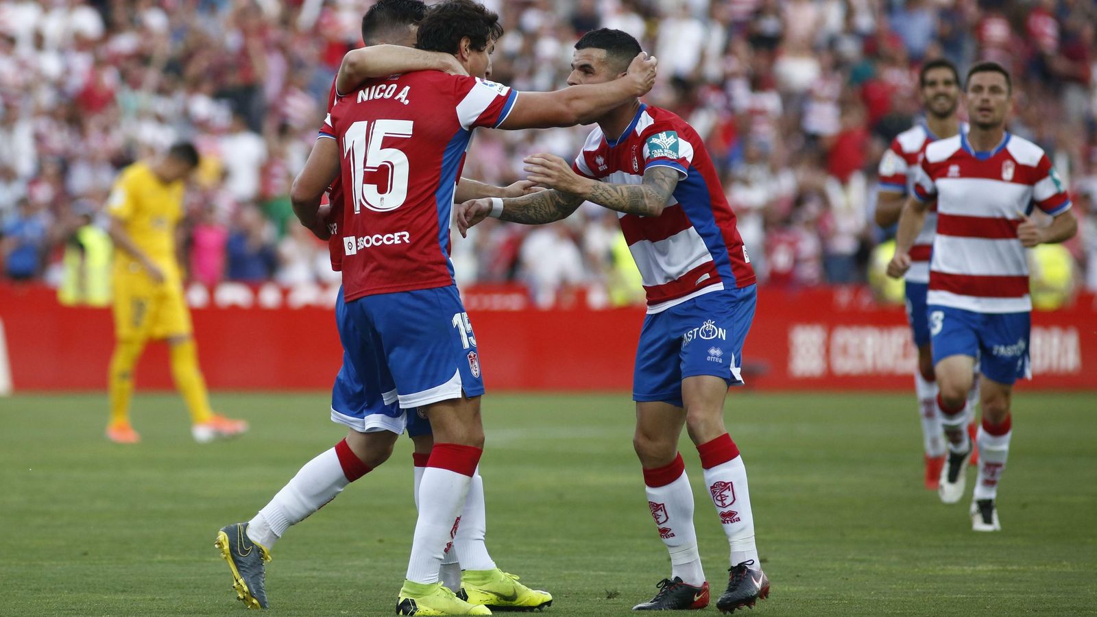 Álex celebra con Nico Aguirre el tanto que el argentino anotó ante el Alcorcón.