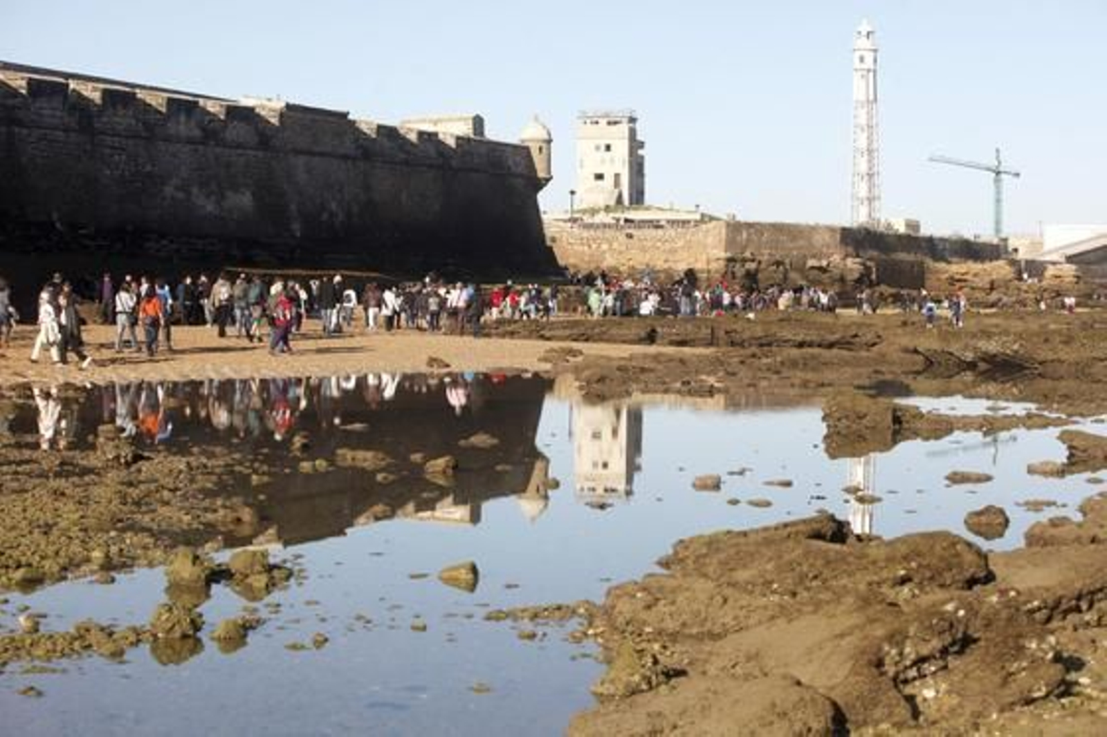 Desde primeras horas de la mañana, en la playa de la Caleta se han reunido miles de ciudadanos, dispuestos a disfrutar y fotografiar la marea del año./Jesús Marín

Foto: Julio Gonz?z/Jes?ar?