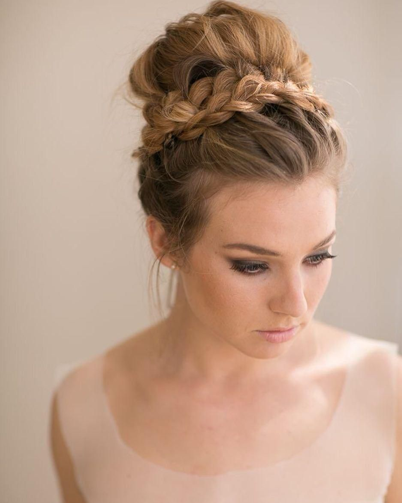Recogido con trenzas de @bridesmaidgown