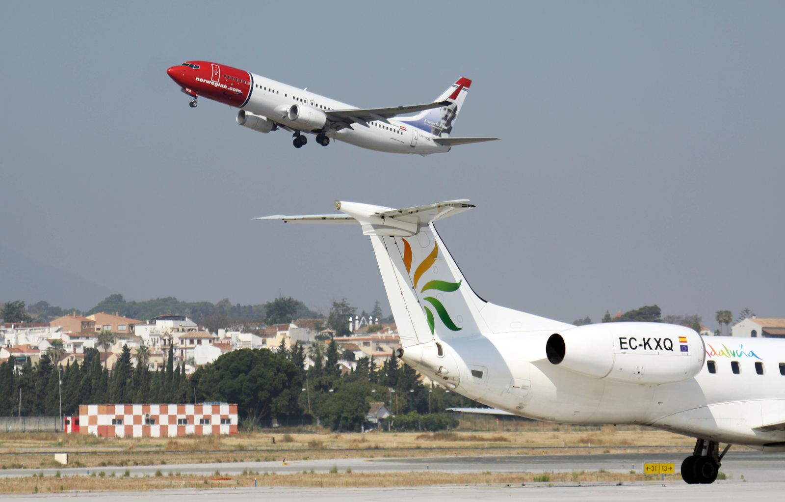 Un avión de Norwegian despega desde el aeropuerto de Málaga, en una imagen de archivo.