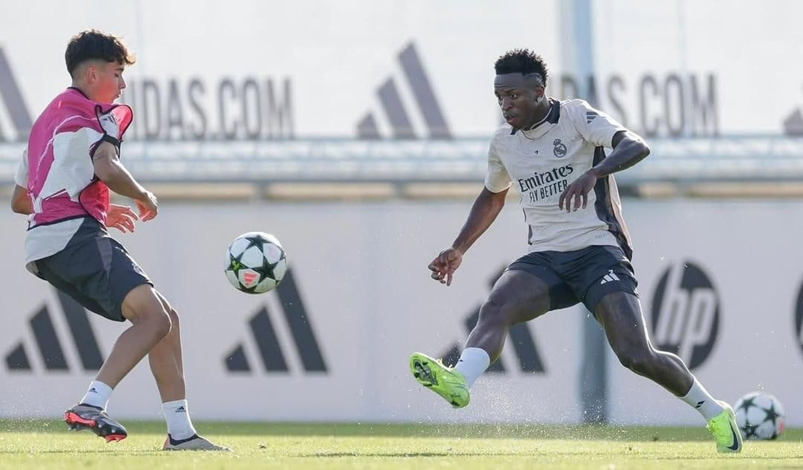 Vinícius golpea el balón en presencia de Ignacio Gascón.
