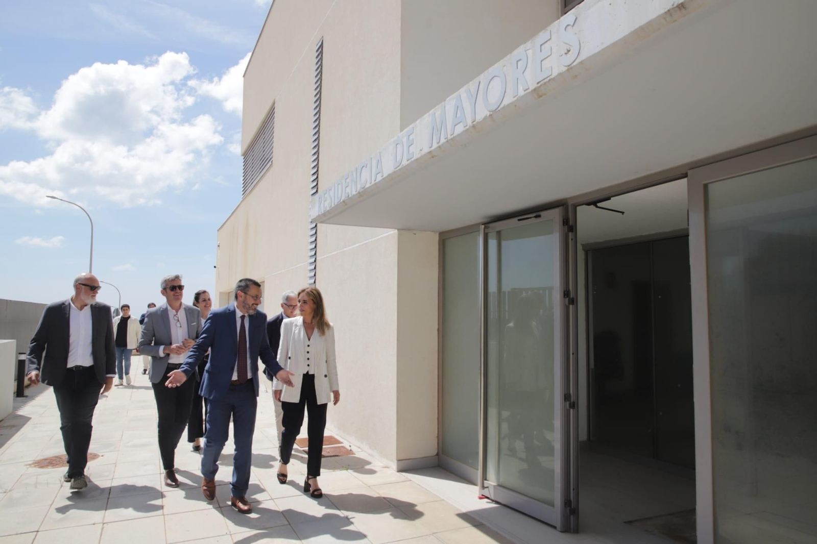 Juan Franco y Almudena Martínez llegan a la residencia de mayores de Santa Margarita.