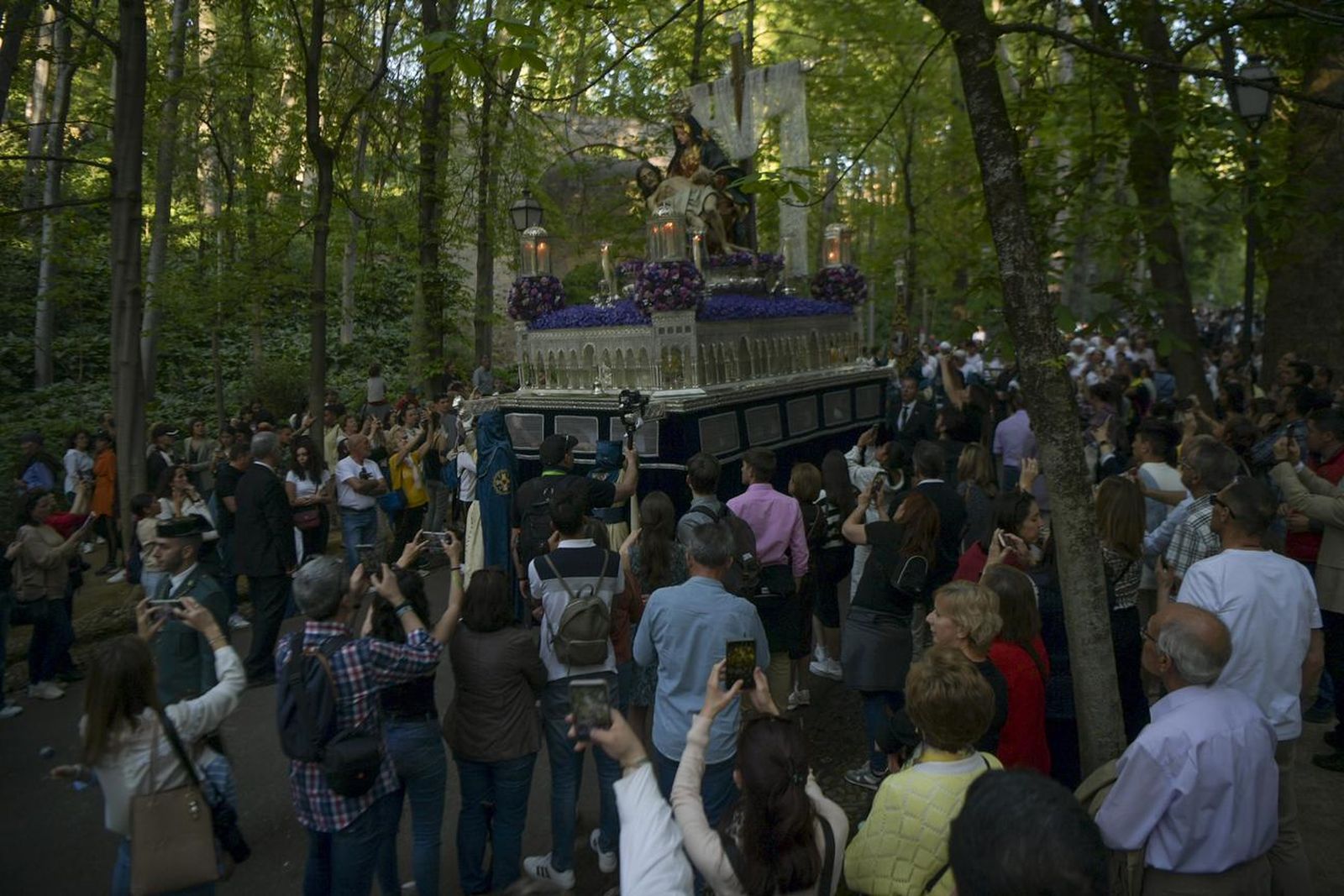 Las fotos de la salida de Santa María de la Alhambra y su bajada a Granada