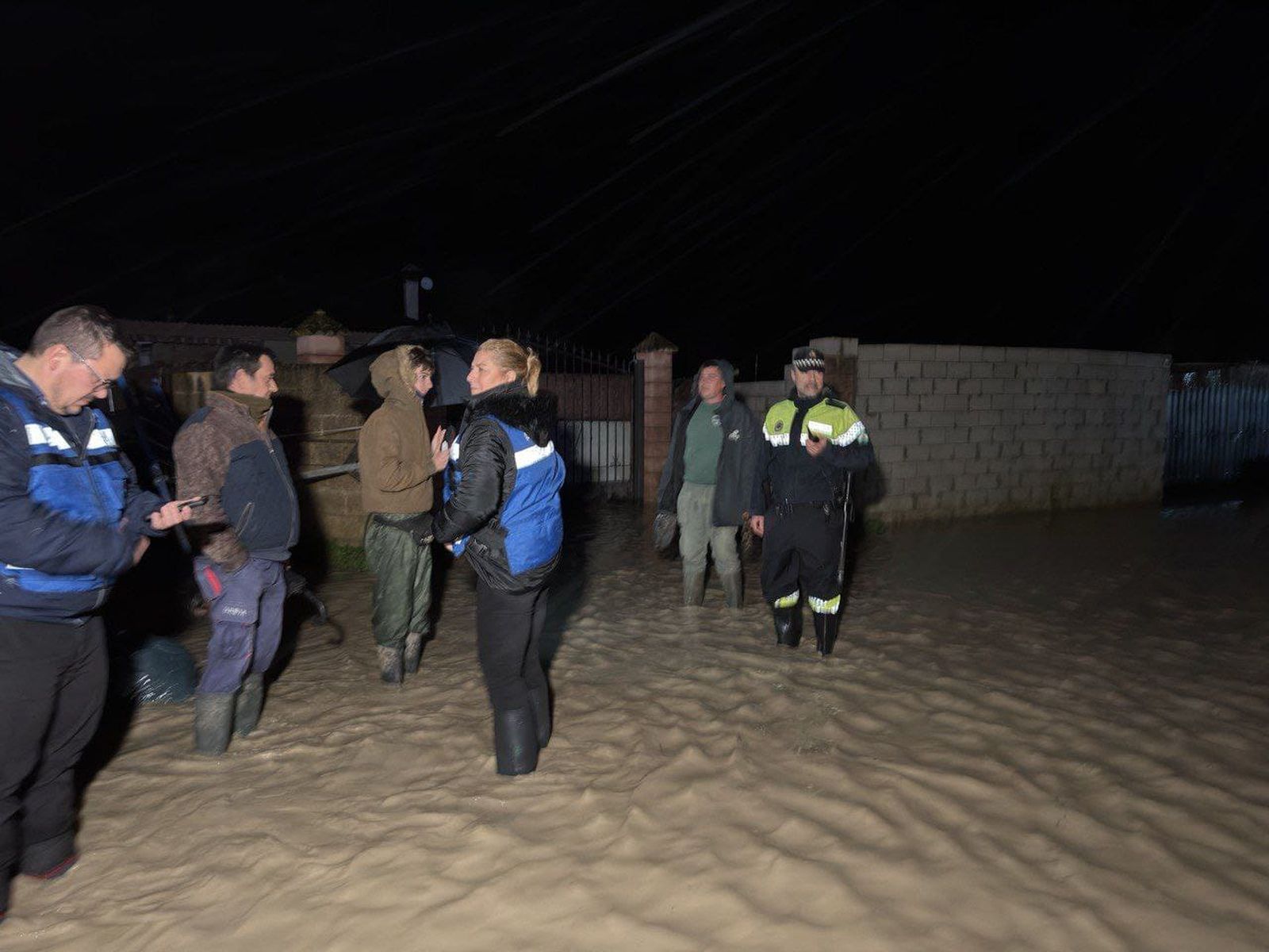 El agua cubre ya las calles de la parcelación Guadalvalle y obliga a su desalojo.
