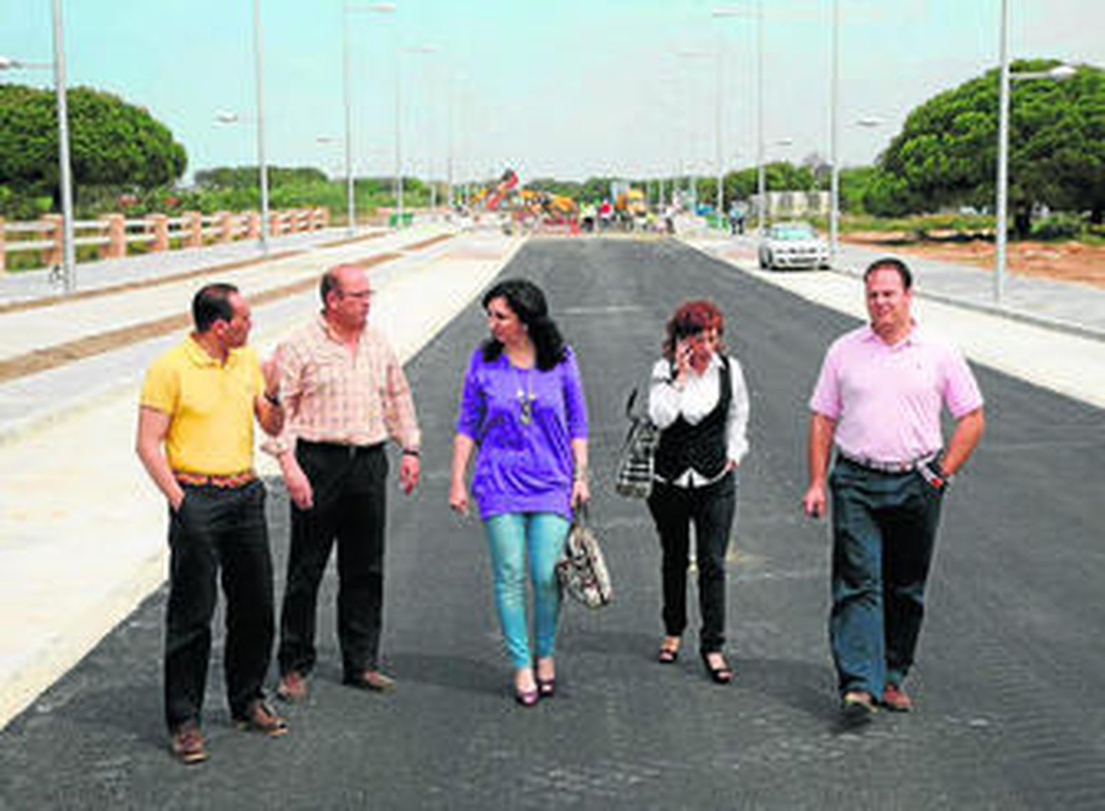 Un instante de la visita de la concejala de Fiestas y Planeamiento, María Eva Corrales, a la nueva avenida.