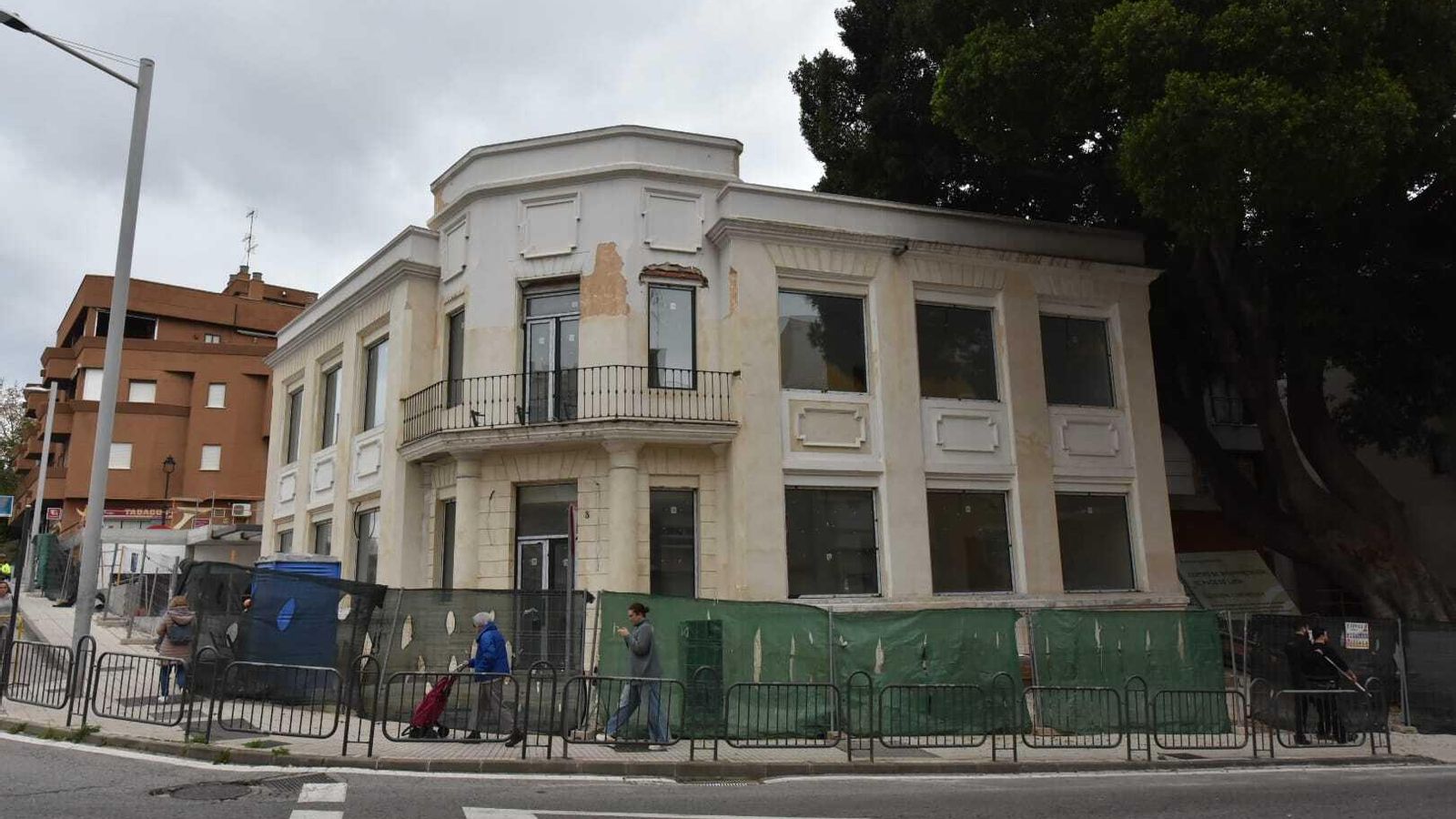 El antiguo palacete de la calle Ruiz Zorrilla y su ficus. El antiguo palacete de la calle Ruiz Zorrilla y su ficus.