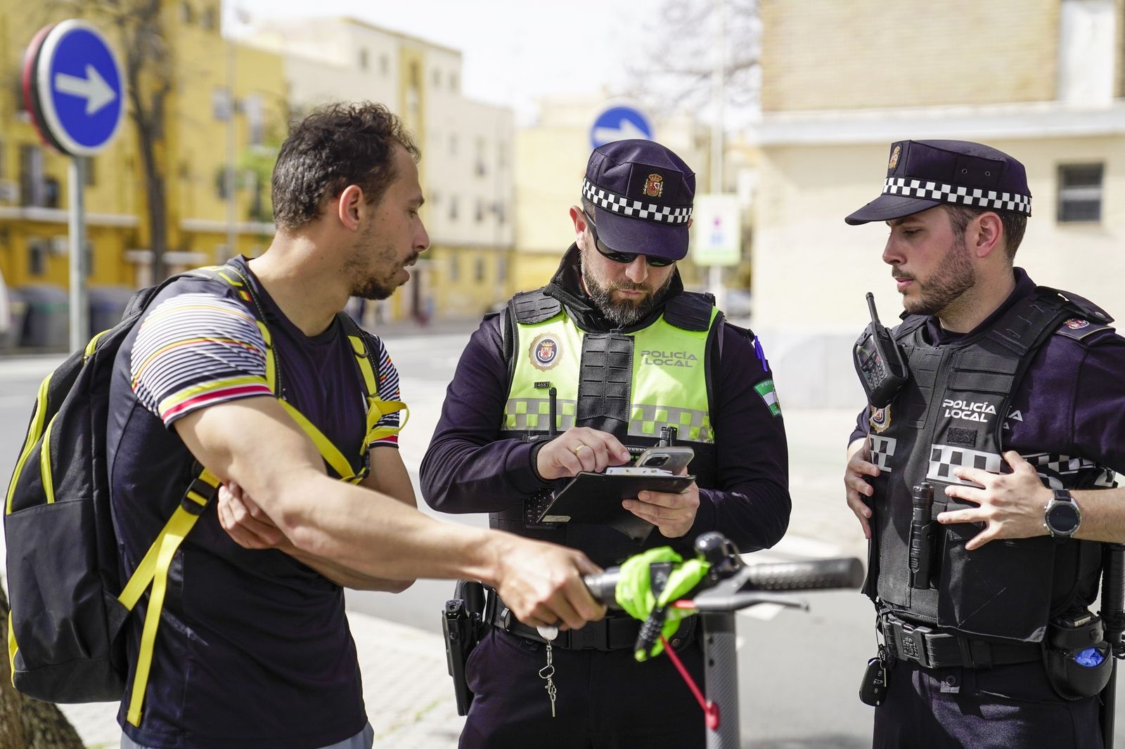 Primer día de multas a los patinetes de Sevilla, en imágenes